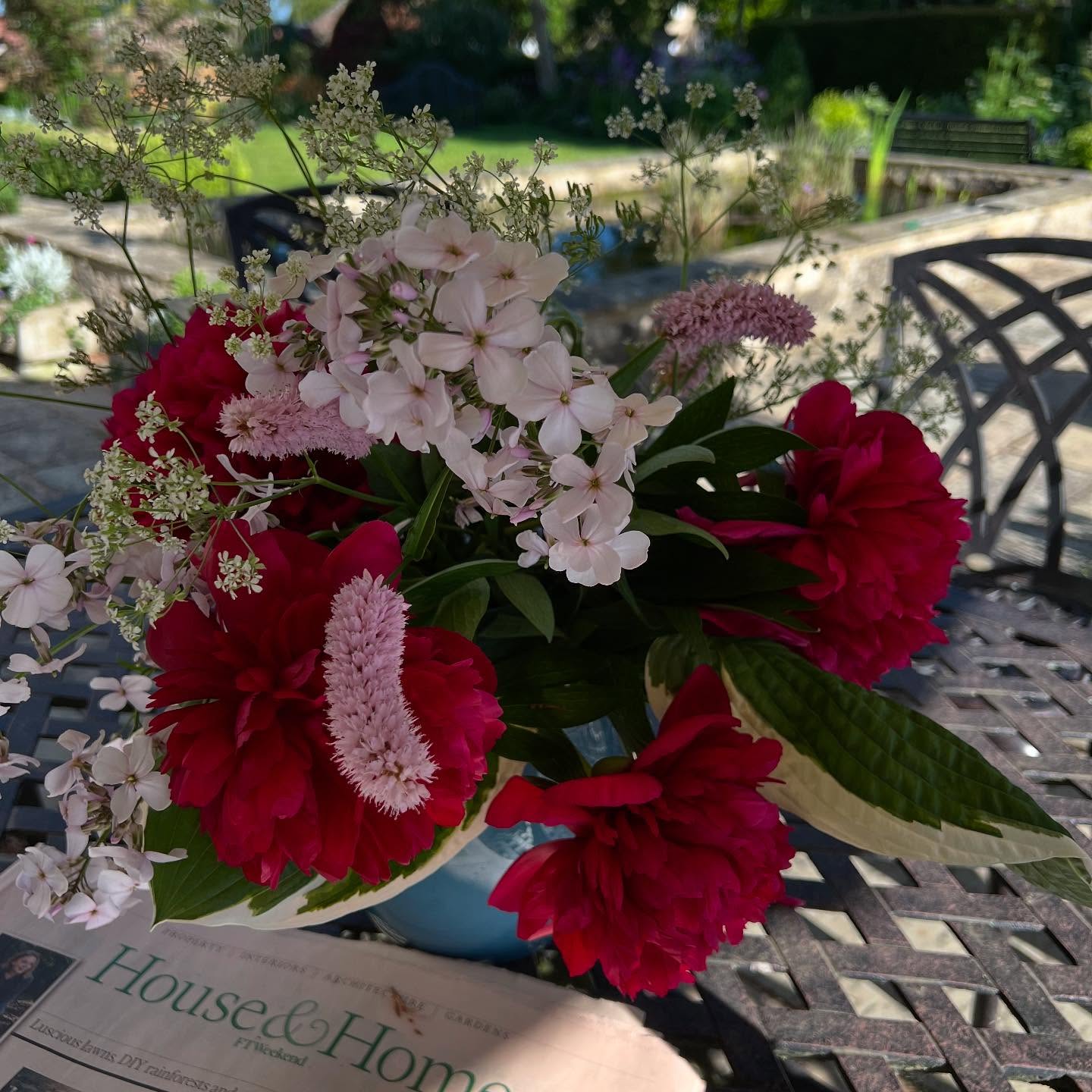 Been on a trip to see my son, about to sit his finals 🤞, we sauntered through the stunning #cambridgebotanicgardens then I took a short detour heading north to purchase three pretty galvanised poppy head sculptures from #tristenmay for the pink border. Straight outside upon my return to place them carefully and admire the #wisteria next to the long border, fresh from a teeny bit of rain (hurrah!) and its perennials having already had their Chelsea chop. Full day outside beckons tomorrow :)#gardenersofinstagram🌱 #wisteriapergola #gardensculpture