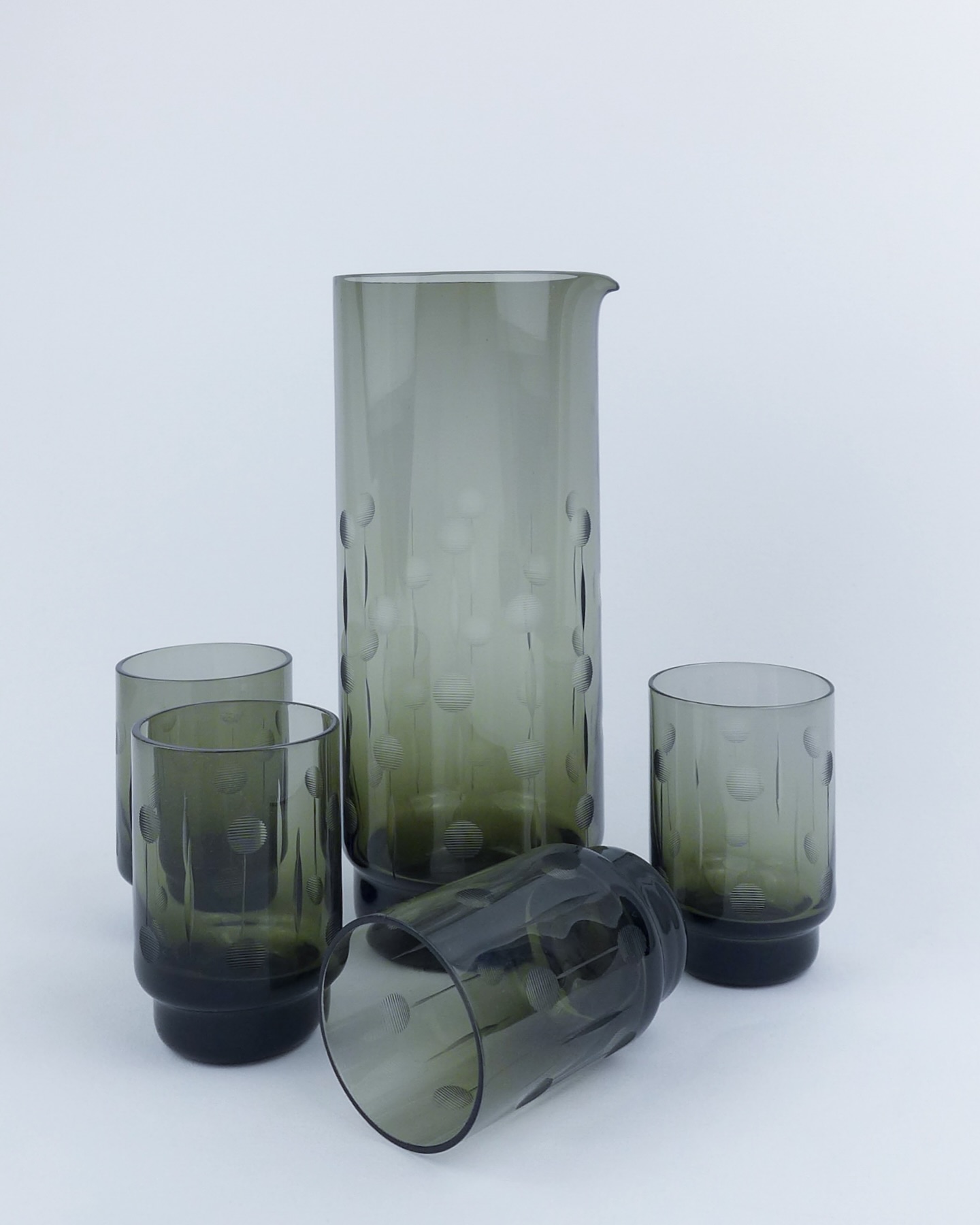 Timeless G R E Y
This rare mid-century smoked glass pitcher set is a moody dream! —with elegant etched circle details and a very subtle green undertone it’s bound to catches the light just right.
Perfect for slow mornings, stylish hosting or simply displayed on your bar cart!
Pitcher: H 20cm x W 8cm
Glasses: H 8cm x W 5cm
🛒 DM to make it yours!
#HouseOfFenia #HOF #FeniasFinds #iAmHeirloom #VintageAndCurios
#VintageGlassware #MidCenturyModern #SmokedGlass #VintageHomeware #Glassware #VintageDesign #1950s #CuratedVintage #TimelessDesign #ShopSmall #HomeDecor #VintageDecor #BerlinVintage #GlasswareGoals #BarCart #HeirloomQuality #FeniaFinds