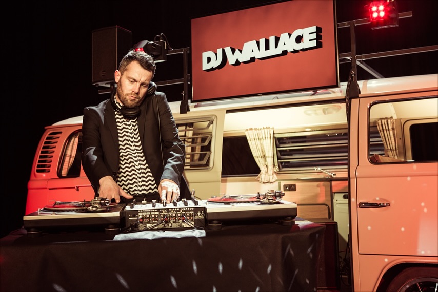 🚌 14h30, on ouvre les portes !
@djmatwallace sort les vinyles et fait chauffer le combi. Pas de chichi : du son, du soleil (si tout va bien) et une vibe qui monte tranquille.
💥 Viens tôt, pour t’échauffer, on démarre fort. Ateliers, musique, bonne énergie. Juste ce qu’il faut pour lancer Baie Sonore !
#baiesonore #festival #baiedesomme