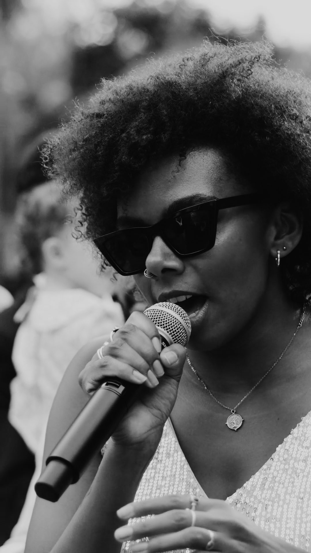 Live music can be such a make-or-break addition to your wedding celebration - and when you find the perfect act that hits the chord (terrible pun intended), the party is bound to be unforgettable! 😎
video | @andorinhafilms
photo | @luminous
venue + decor | @solardalevada_lagodoscisnes
dress | @halfpennylondon
make up + hair | @ritaoliveira_makeupartist @liziapp.studio @makeuptiffanys @sol_pereira_mua
music | @lpcollectiveuk
bride | @rheafishbourne