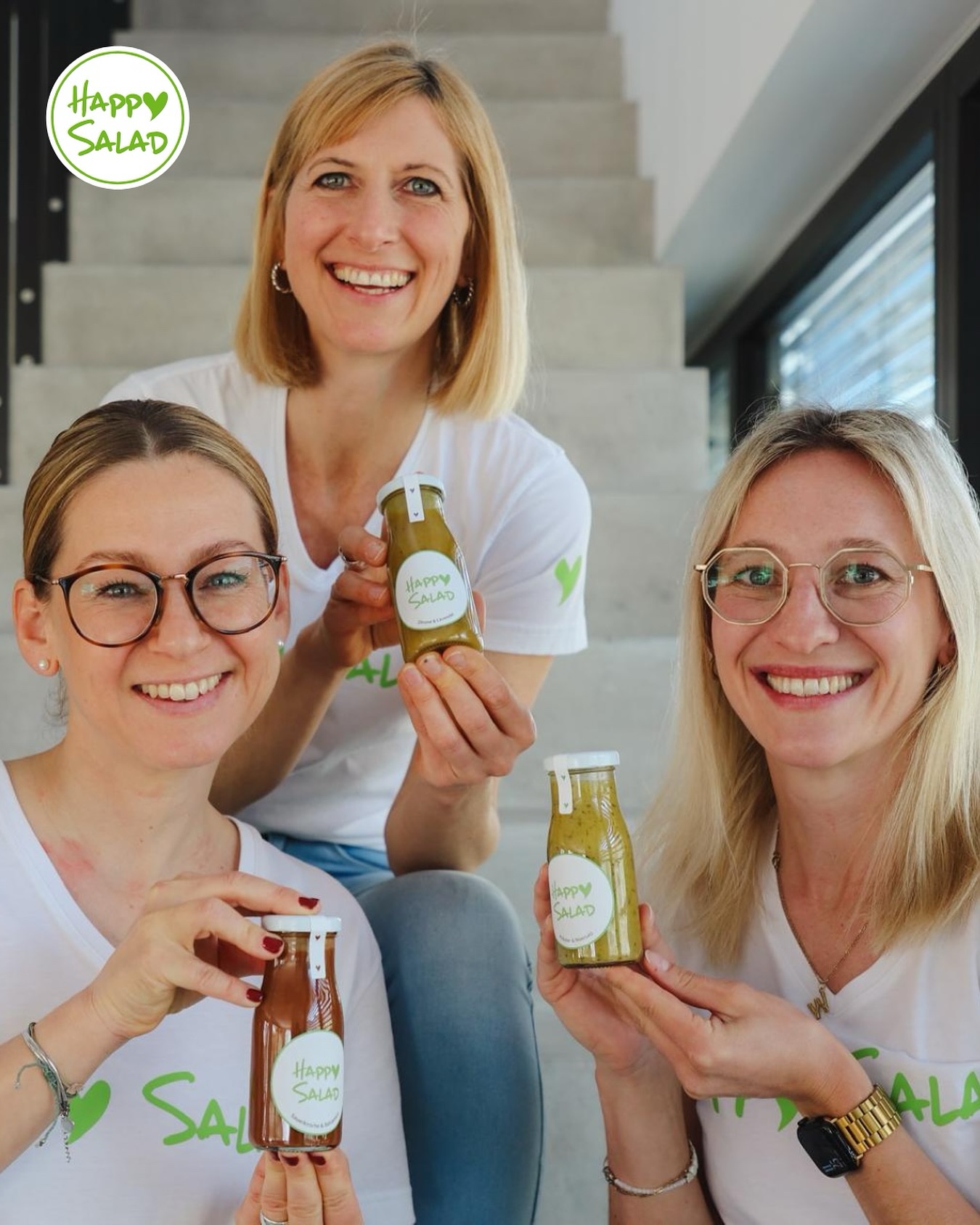 🌟 Freundinnen, gute Laune & unsere Lieblings-Dressings von Happy Salad! 🌱🥗 Nichts geht über einen leckeren Salat mit den besten Dressings – perfekt für gemeinsame Momente und gesunden Genuss. Welches Dressing ist euer Favorit? ✨😊
Schau für leckere Rezepte gerne auf unserem Blog vorbei.
BE HAPPY & STAY HEALTHY 💚
#HappySalad #SalatLiebe #Healthy #Friendship