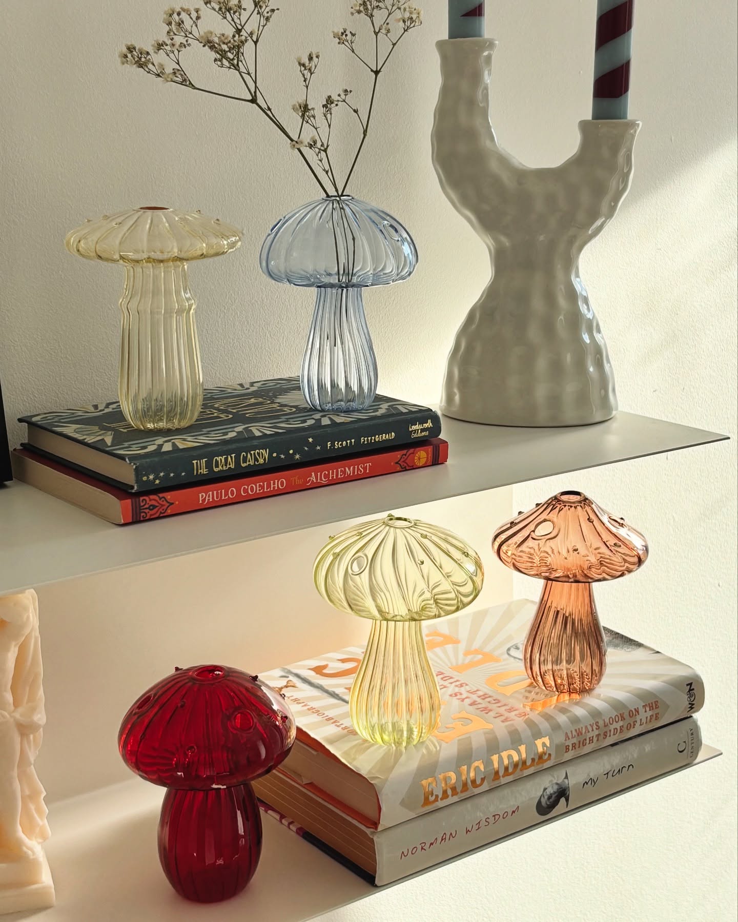 This little mushroom shaped vase is made for your tiniest blooms and happiest corners.Just add a flower and you’re all set 🌷🌼🍄