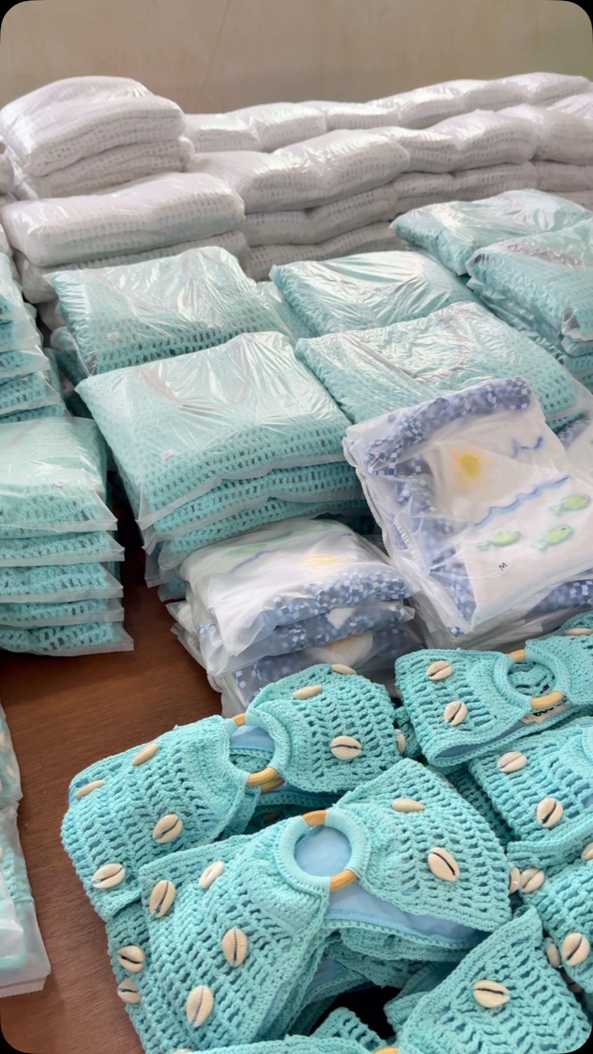 Getting everything ready for a new batch of beautiful crochet pieces 🧶✨ From yarn to final touches #CrochetProduction #BehindTheScenes #HandmadeWithLove