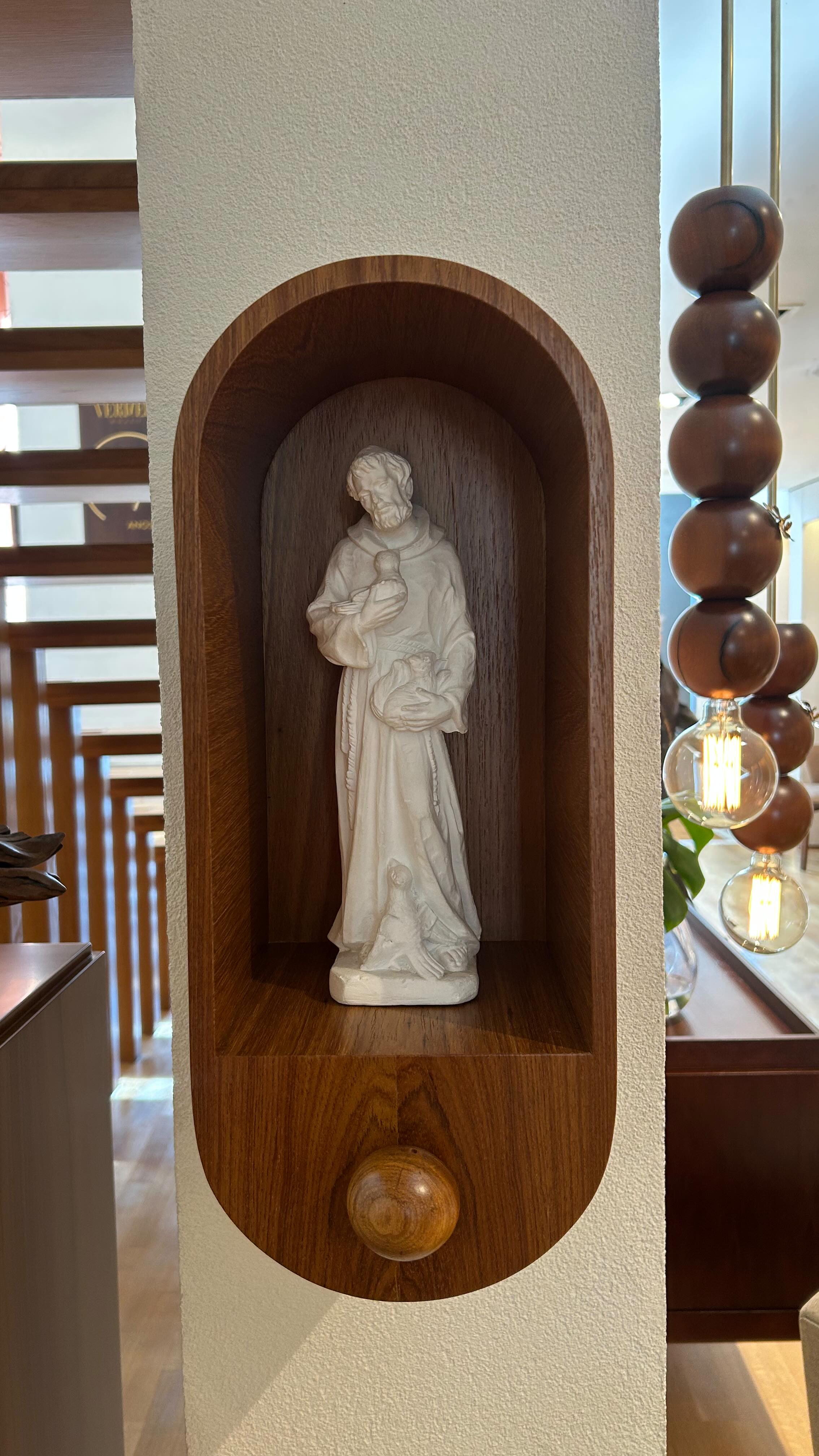 Nada como um mix da semana , procurando as fotos vi o quanto a semana rende de experiências . De cachorro a peças antigas garimpadas maravilhosas até um design super autoral da @vermeil_moveis compondo com esse oratório maravilhoso. Valeu cada dia vivido .
E a sua semana ? Como foi ? Cheia de experiências também ?
#garimposustentável
#moveisantigos
#designdeinteriores
#vermeil
#moveis
#pets