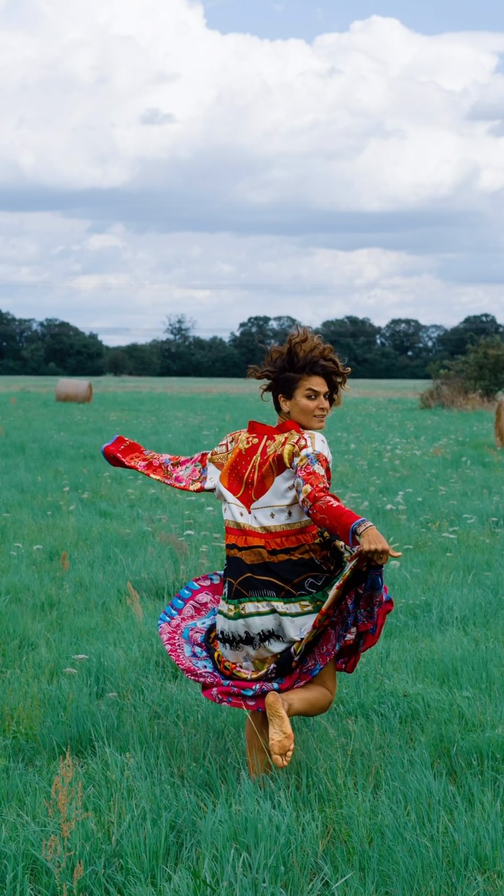 „I‘M LIVING IN MY DREAM“
🇩🇪 Unser „made-to-measure“ Service erlaubt euch mit uns aus vorhandenen ungenutzten Schätzen in euren Schränken gänzlich neue „Kunstwerke“ zu entwerfen!
❓Wie das funktioniert?
➡️Wir begleiten und beraten individuell und zielführend mit viel Expertise betreffend eures „bring your own“ Materials (Seide, Fell, Leder, etc.) zu den verschiedenen Möglichkeiten der Verarbeitung sowie Veredelung und geben konkrete Ideen betreffend Schnitt und Design.
Schickt uns einfach unverbindlich ein Foto eures „vorher“ Stücks via DM oder email an info@tobias-redesign.de und lasst uns gemeinsam kreativ werden.
Natürlich dürft ihr eigene Wünsche, Ideen oder Vorstellungen mitbringen. #redesignwithus
Diese 6 Hermès Tücher unserer Kundin sind zu einem einzigartigen Seidenkleid geworden. #keepitintheloop
Ist das noch Kleidung oder schon tragbare Kunst?
Was meint ihr? #wearableart
#upcycling #service #circularfashion
📸🎥🎬 Produktion & Realisation:
@tigerkomitee_productions @lotter_laura @mrantoniomarquez
Personality @dorinraffi
🇬🇧 Our "made-to-measure" service allows you to create completely new "works of art" with us from existing unused treasures in your wardrobes!
❓How does it work?
➡️We provide individual and targeted advice with a great deal of expertise regarding your "bring your own" material (silk, fur, leather, etc.) and on the various processing and finishing options and give concrete ideas regarding cut and design.
Simply send us a non-binding photo of your "previous" piece via DM or email to info@tobias-redesign.de and let's get creative together.
Of course you are welcome to bring your own wishes, ideas or conceptions. #redesignwithus
These 6 Hermès scarves from our customer have become a unique silk dress. #keepitintheloop
Is this still clothing or already wearable art?
What do you think? #wearableart
#upcycling #service #circularfashion
📸🎥🎬 Production & realisation:
@tigerkomitee_productions @lotter_laura @mrantoniomarquez
Personality @dorinraffi