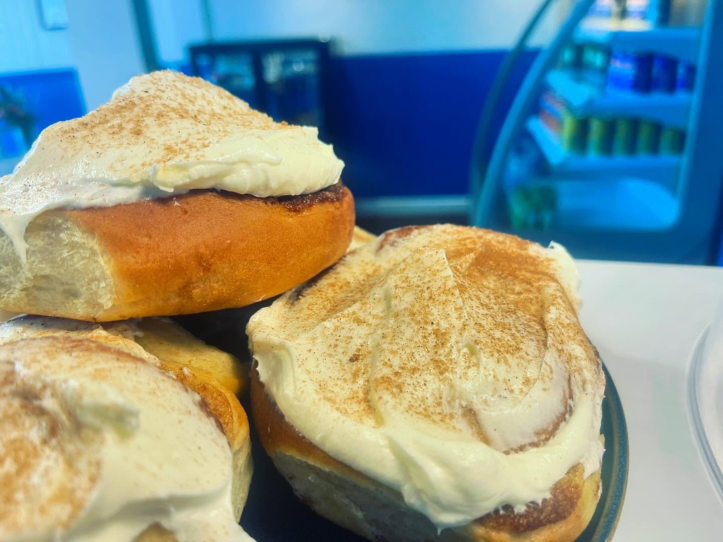 You cannot beat a classic cinnamon roll. Soft enriched dough rolled with a shed load of cinnamon sugar and coated in smooth cream cheese frosting 🤤🤤