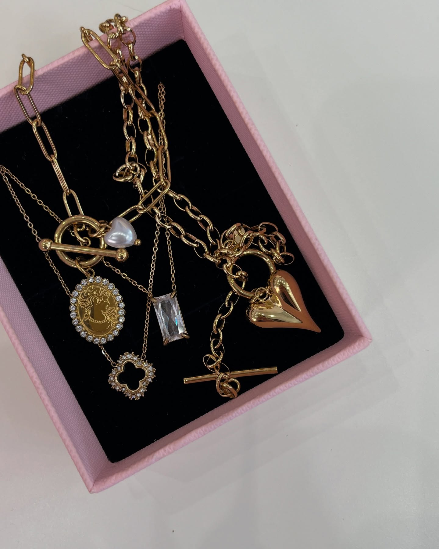Unbox your next favorite necklace 💕
#alistajewels #jewelry #necklaces #jewelrylover #jewelryaddict #athens #greece