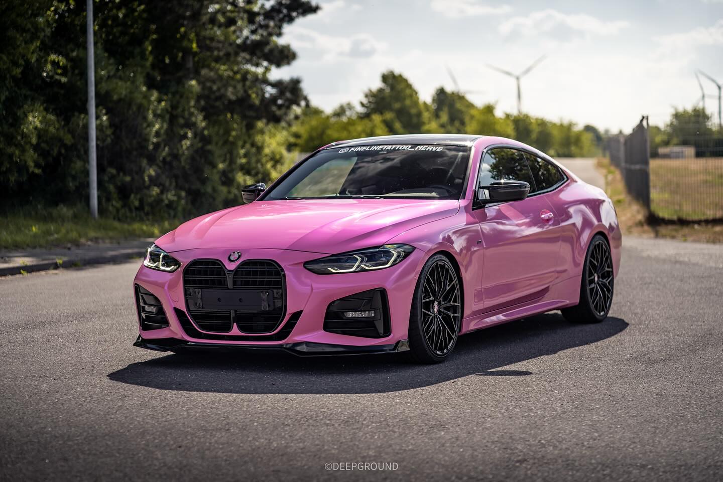 Kleiner Mädchentraum! 🤪💕
Dieser BMW hat eine Vollfolierung in Pink Cadillac (Limited) bekommen. Ebenso gab es gleich auch noch eine Scheibentönung in 95%. Schwarze Akzente wie Dach, Spiegel und Spoiler runden das Ergebnis perfekt ab! Wir haben alle BMW Embleme in Farbe foliert, damit der Blauton nicht störend wirkt.
Danke für den Auftrag! 😋
___________________________________________________ #deepground #bmw #bmwlife #wrapped #bmwgram #bmwclub #bmwnation #pink #bmw4series #carporn #cars #style #car #picture #carlife #wrappedworld #platiniumwrappingfilm #wrappedcars #tint #motorsport #perfection #insta #instagood #follow #picoftheday