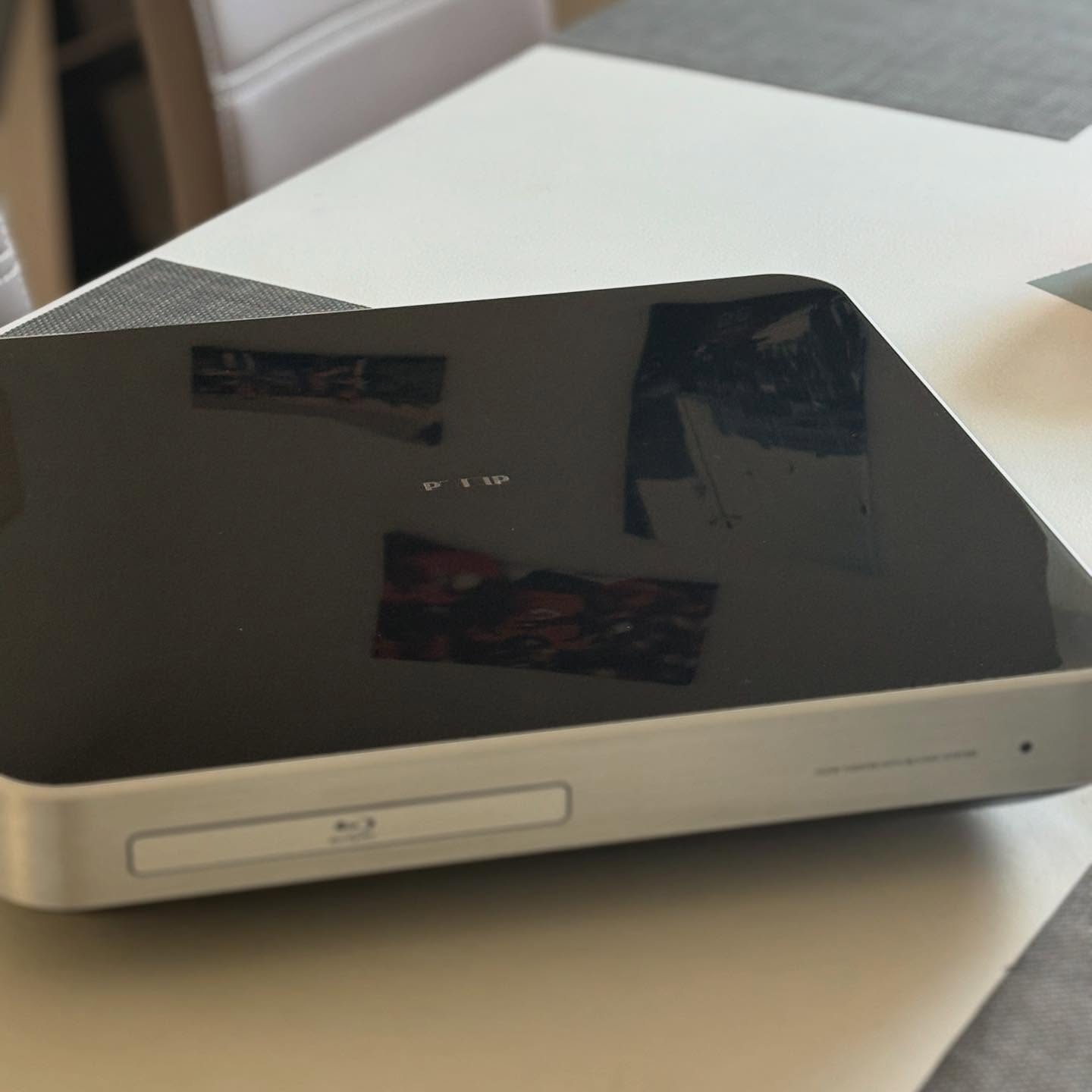 Kleine Reparatur nebenbei… PHILIPS HTS-7200.. Diese schicke Mediabox mit Blue Ray Laufwerk aus 2010 wollte ihre DVD-Lade nicht mehr öffnen. Also schnell den Riemen getauscht und alles wieder in Ordnung. 🫡
#vintageaudiomd #vintageaudio #vintageaudiorepair #vintagehifi #vintagerepair #vintageaudiolove #doıtyourself #hifiaudio #audiophiles #classicaudio #vintagestereo #akai #audiophil #stereophile #taperecorder #midcenturylove #midcenturystyle #tapelovers #oldschoolaudio #oldschoolmusic #retrosound #vintagesound #tapes #tapedeck #reeltoreel #audiofreak #retro #vintage #philips #hts-7200