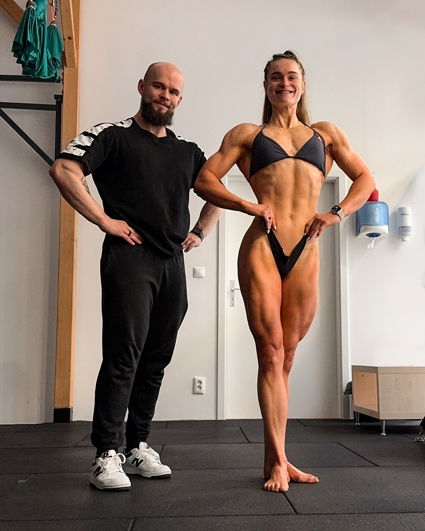 Teraz prišiel tvoj čas žiariť ✨⌛️ …
Po všetkých tých rokoch, ktoré si ma podporovala v tom čo robím, podporovala všetky moje zverenkyne. Bola si nám VŠETKÝM oporou, vedela ľudí upokojiť, rozosmiať, pozitívne naladiť a zároveň aj naslúchať …
Si skutočne unikátny človek a každý kto ťa bližšie pozná vie, o čom rozprávam. Mám to najväčšie šťastie na svete, že ťa môžem mať pri sebe 😌!
Zajtra budeme všetci stáť pri tebe ✊🏻, zajtra je tvoj deň o ktorom sme sa veľa rokov rozprávali a bez ohľadu na výsledok, už teraz si pre nás víťazkou. Že si sa nevzdala aj napriek okolnostiam, že si nezanevrela na svoje malé-VEĽKÉ sny a že si zdolala každú výzvu, ktorá stála pred tebou.
Uži si túto tvoju premiéru, ničoho sa neboj a hrdo sa tam postav, pretože to si zaslúžiš. A obaja vieme, že toto je ešte len začiatok 😌 …
❤️🔥
#bodyfitness #figure #competitor #bodytransformation #gymtransformation #fitwoman #fitgirl #slovakfitness #slovakfitnesspeople