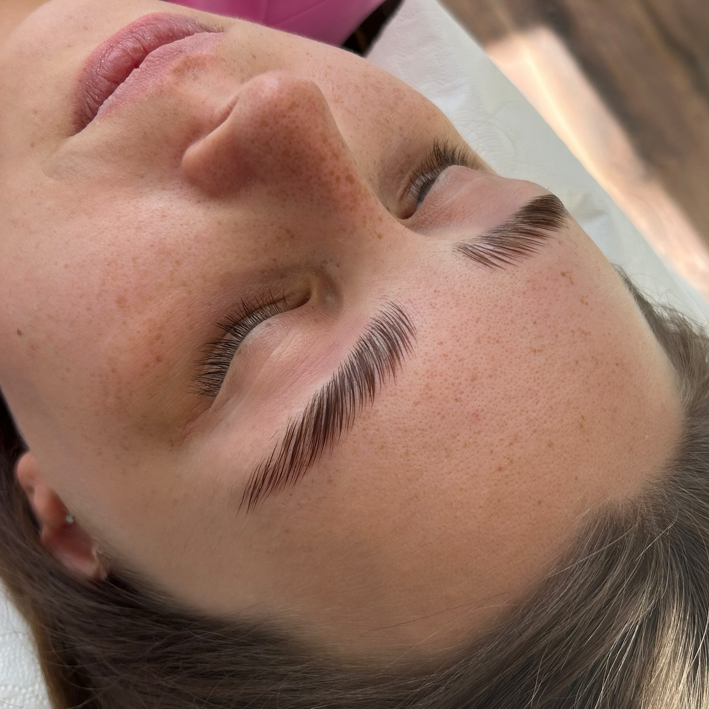 Work in progress - wenn aus Chaos Struktur wird 🪄
Brow Lami halfway there! 💚
#browlamination #fluffybrows #studioblueneburg #naturalbrows #inprogress #lueneburgbeauty