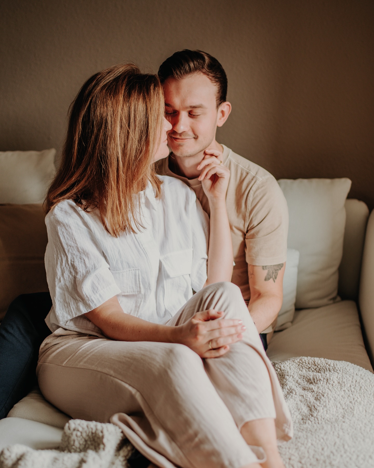 HH - Hamburger Homestory 😄
Die Homestory mit Ebba & Basti in Hamburg war voller Nähe, leiser Momente und echter Verbindungen.
Ein riesiges Danke an die liebe @hilke_buttke_photography für die Organisation und den kreativen Austausch mit so wunderbaren Fotografinnen.
Es ist einfach inspirierend, gemeinsam zu wachsen, sich auszutauschen und kreative Ideen zum Leben zu erwecken. ✨
Couple: @b.e.withus
Organisation: @hilke_buttke_photography
#homestory #paarshootinghamburg #fotografinhamburg #homestoryliebe #paarfotografie #echtundnah #liebeimbild #fotografinmitherz #kreativernetzwerk #fotografinnentreffen #inspirierend #authentischefotografie #fotosmitgefühl #paarshootingzuhause