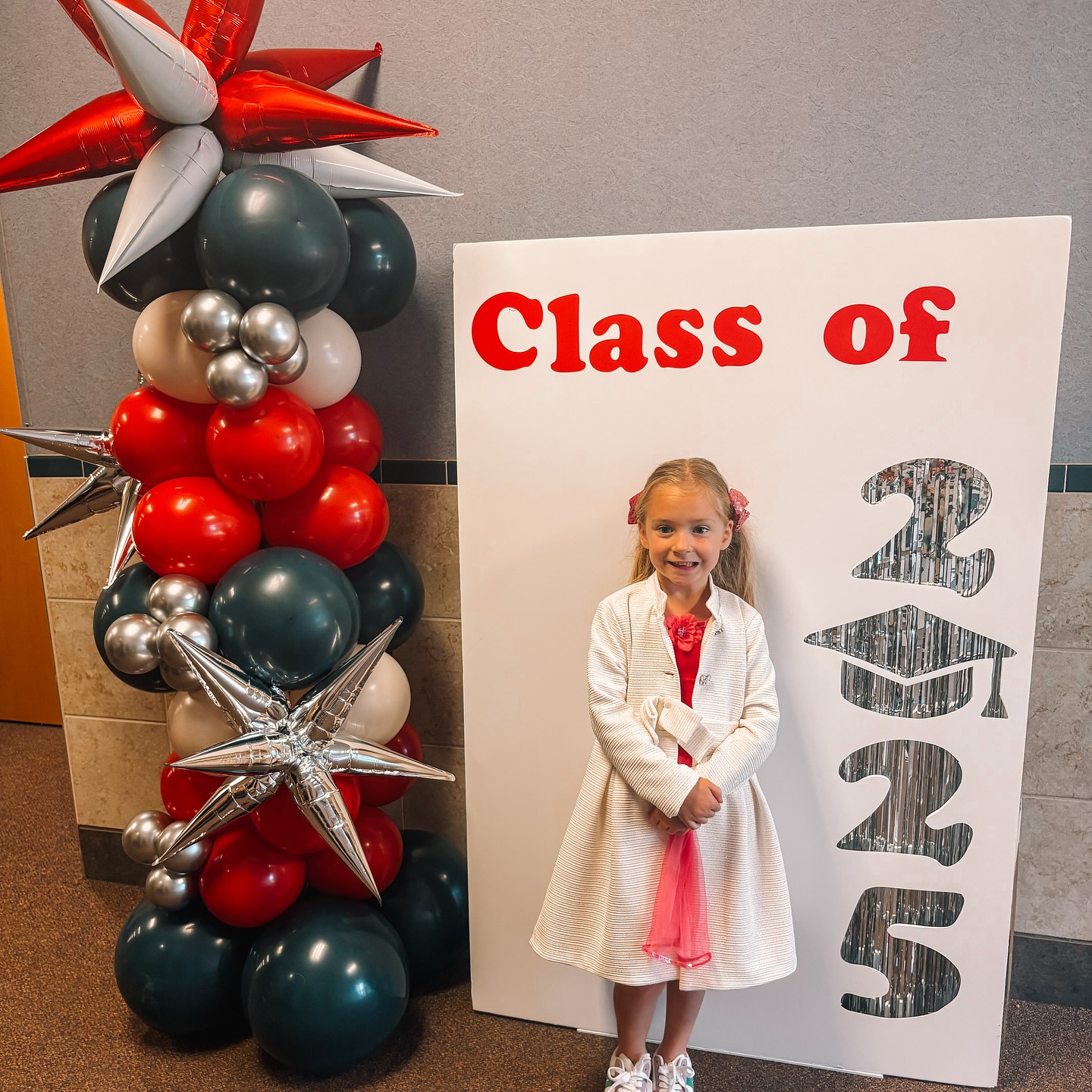 The CUTEST backdrop for all your little GRADS! ❤️🎓