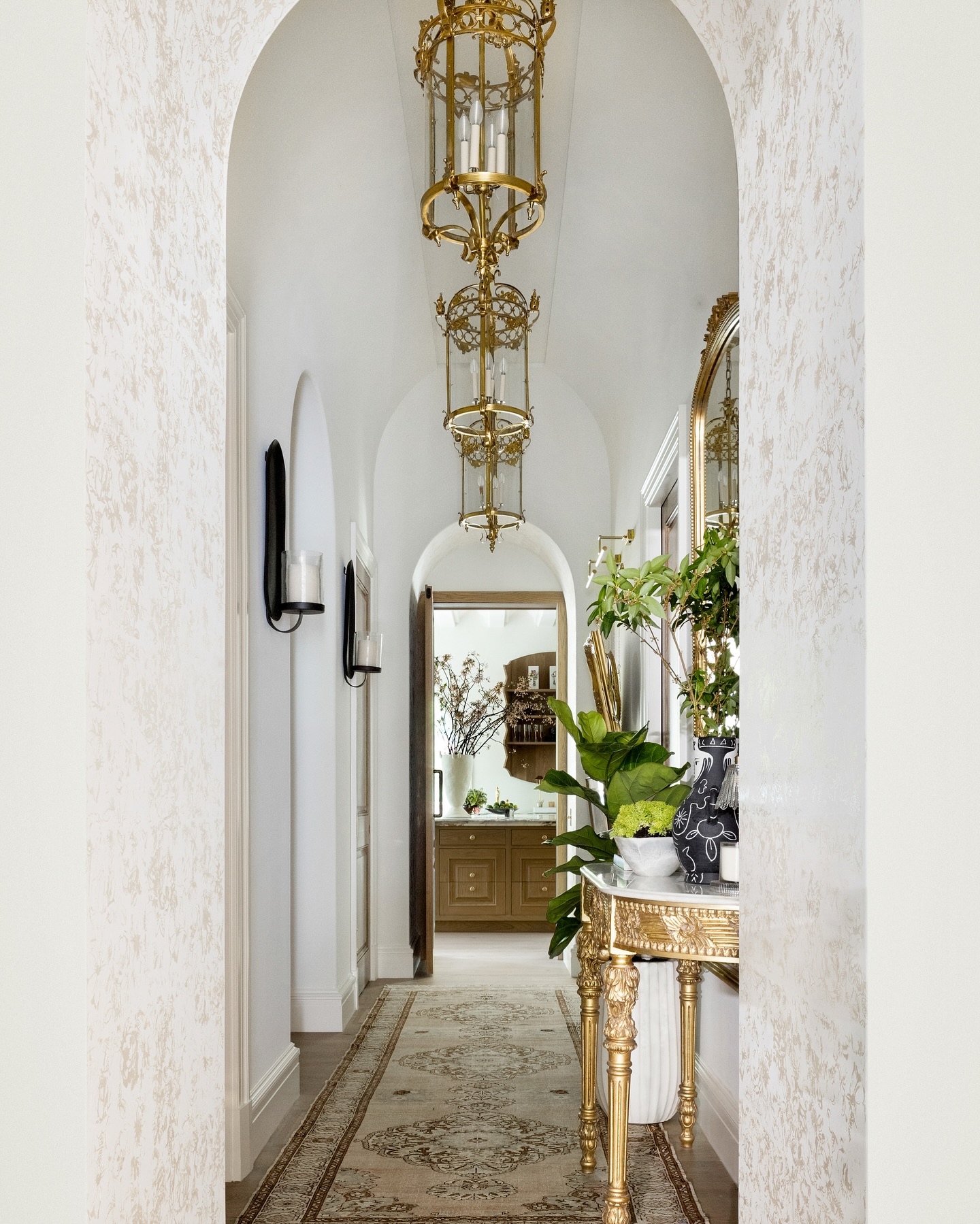 I want to take a moment to thank our sponsors for the 2025 Southeastern Designer Showhouse… this would have looked much different without you and we truly appreciate your generosity 💕.
@lechateauatl @curreyco @parvizrugs
📸 @catmaxphoto
#atlantadesigner #residentialdesigner #hallwaydecor #seshowhouse25