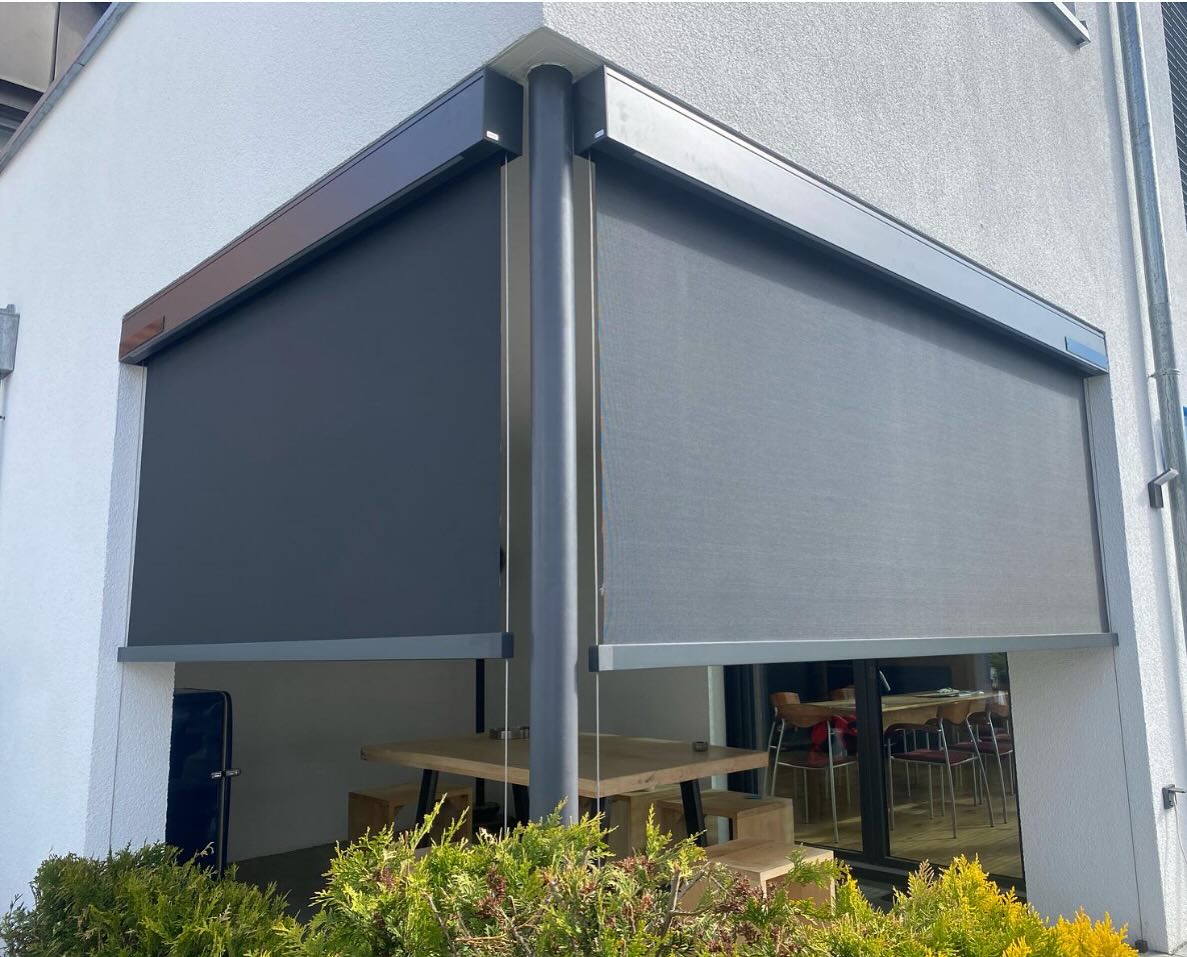 Kennt ihr schon die #T-Box Cable von unserem italienischen Partner @praticofficial ?
Hier wurden beide Vertikalmarkisen, welche durch Drahtseile gespannt sind, mit Solarmodulen ausgestattet. ☀️☀️☀️
Perfekt zum Nachrüsten, es ist keine extra Stromquelle nötig!
#einfachgenial finden wir
Durch den Markisenstoff kann man perfekt nach außen schauen und sitzt dennoch sehr privat!
Wie gefallen euch die T-Box Cable?
Meldet euch bei Fragen gerne 😍