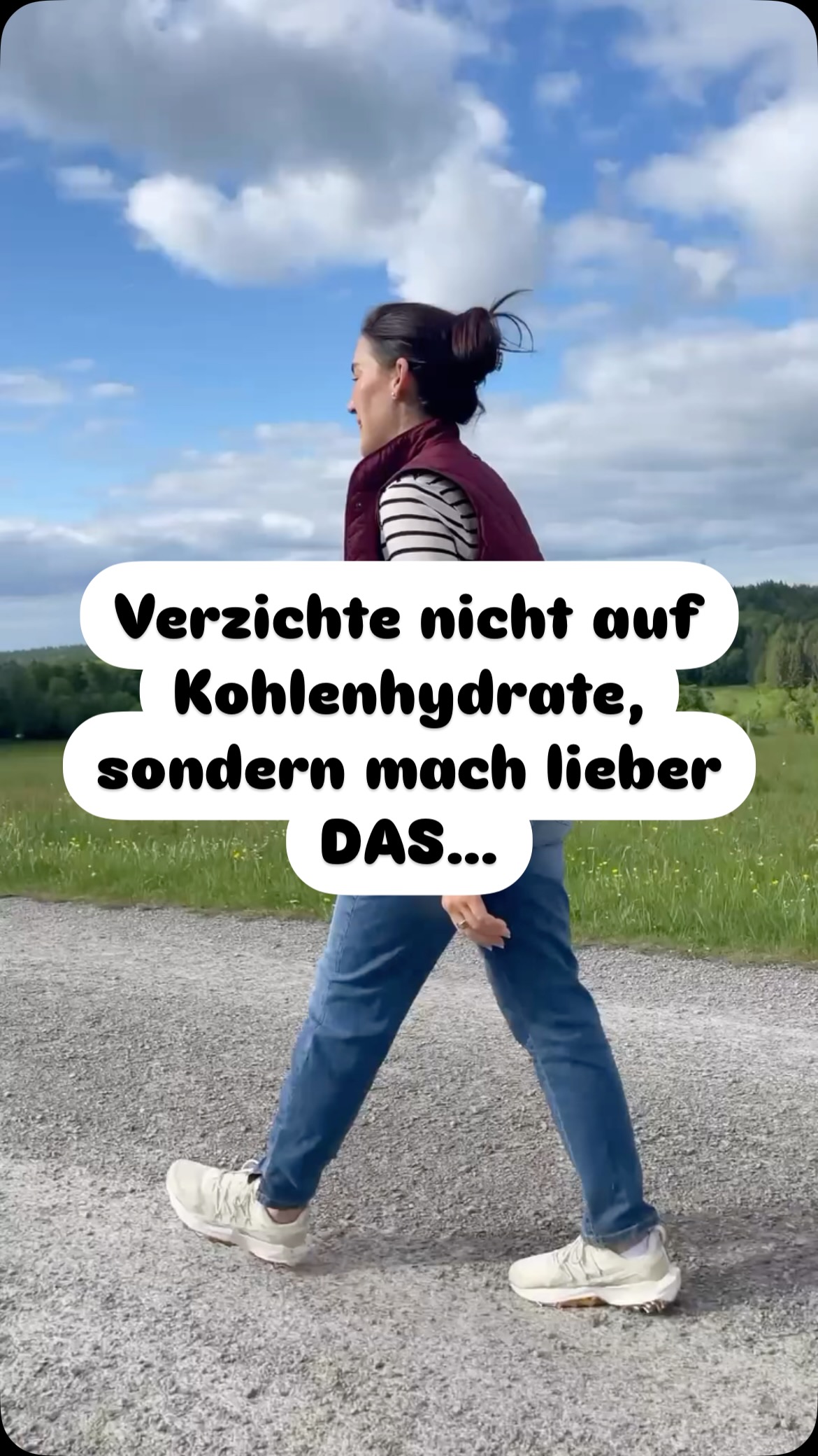 🥣 PMS, schlechter Schlaf oder Stimmungstiefs vor der Periode?
Das kann auch an zu wenig Energie und Kohlenhydraten liegen – nicht nur an deinen Hormonen.
Gerade in der Lutealphase steigt dein Energiebedarf. Kalorien- oder kohlenhydratarme Ernährung kann der Körper in dieser Zeit als Stress interpretieren – das kann den Eisprung hemmen und so die Progesteronbildung stören.
Die Folge: PMS, Erschöpfung, Schlafprobleme.
💡 Mein Tipp: Setz auf echte, nährstoffreiche Mahlzeiten mit komplexen Kohlenhydraten, Eiweiß und gesunden Fetten – besonders in der zweiten Zyklushälfte.
💬 Schreib mir gern in die Kommentare, wenn du dir mehr Rezeptideen für den Zyklus wünschst.
Quellen:
- Galipeau, J. et al. (2019). Variation of insulin sensitivity across the menstrual cycle. Frontiers in Endocrinology, 10:273.
- Bryant, M. et al. (2017). Impact of macronutrient composition on glycemic control in women with PMS symptoms. Nutrients, 9(6):556.
- Lisa Hendrickson-Jack (2019). The Fifth Vital Sign: Master Your Cycles & Optimize Your Fertility.
#zykluswissen
#frauengesundheit
#pmsverstehen
#hormonbalance
#lutealphase
#kohlenhydrate