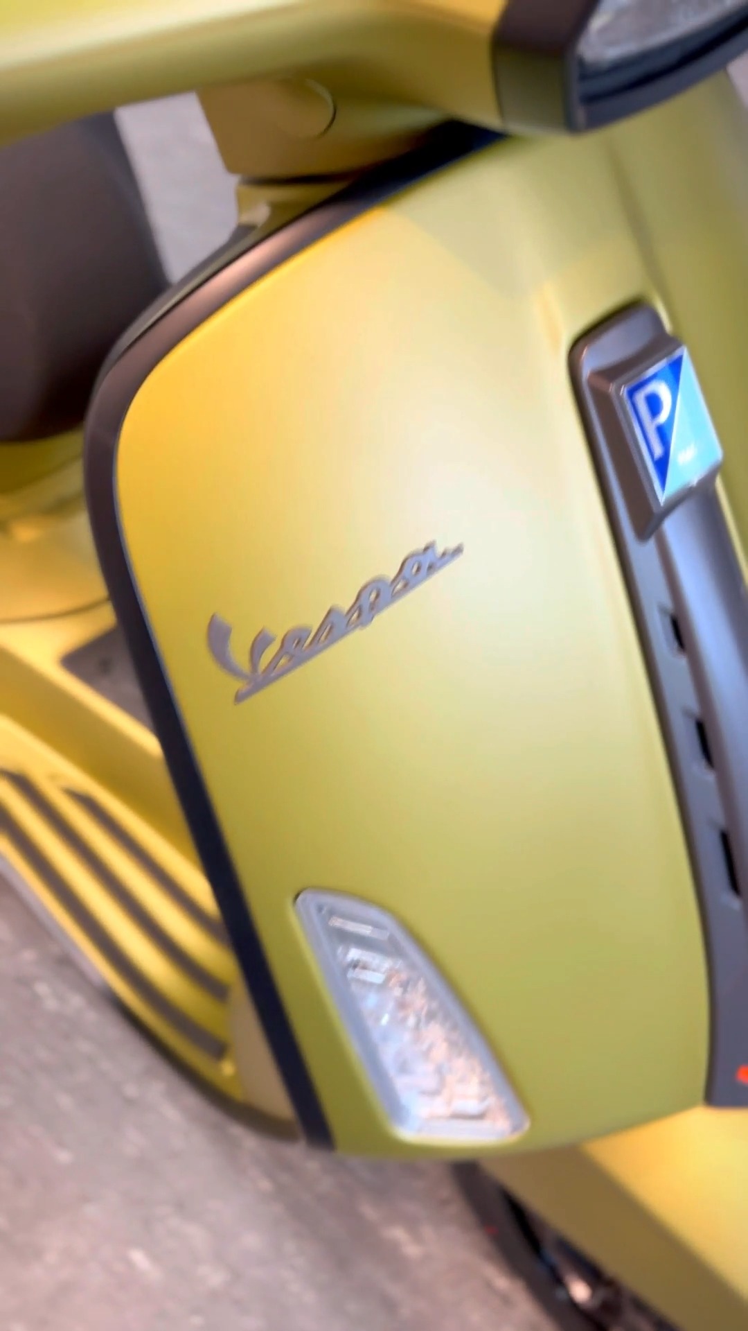 Dezenter Style, der Eindruck macht – und vielleicht bald deiner ist!
Die #vespa Piaggio der Firma BplusL kam schon mit einem starken Auftritt zu uns – in edlem Ambizioso Matt Grün.
Wir haben das Schmuckstück mit feinen Metallic-Akzenten veredelt und so einen stilvollen Eyecatcher geschaffen – nicht übertrieben, aber absolut besonders.
Und das Beste?
Diese Vespa kannst du gewinnen!!!!
Mach mit beim Gewinnspiel auf bplusl.de und hol dir dein eigenes Design-Unikat auf zwei Rädern!
#VespaGewinnspiel #BplusL #WerbetechnikMitLiebe #AmbiziosoMatt #DezenterStyle #MetallicAkzente #FolieMitGefühl #VespaVeredelung #UnikatGewinnen #ChemnitzOnWheels #RollerMitStil #BLVespa #VespaLiebe #DesignTrifftTechnik