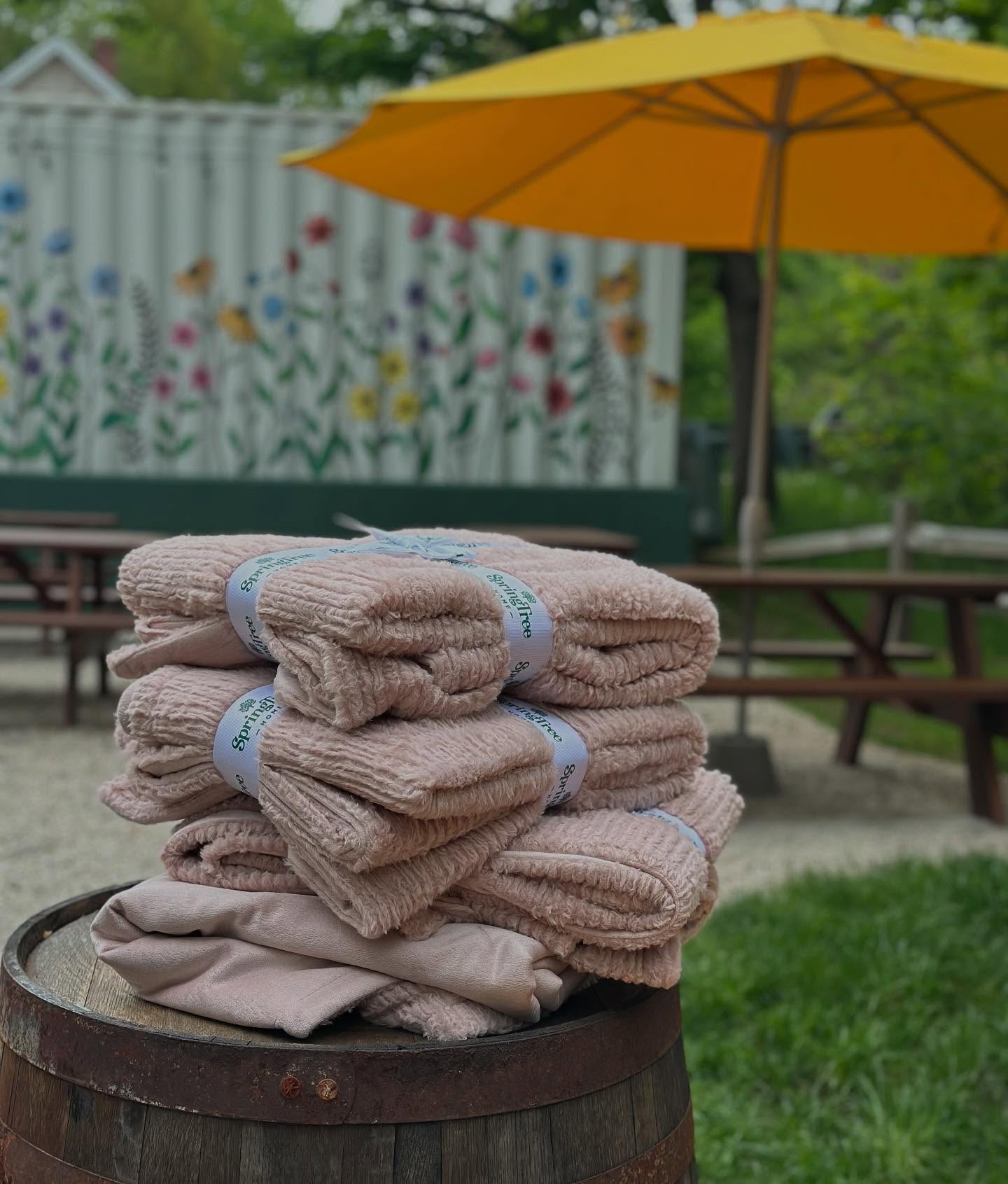 Shoutout to our super generous hometown friend who donated a bunch of these cozy blankets for you guys — they’re free to borrow while you hang at the beer garden.
Grab a drink, wrap up, settle in. 🍻