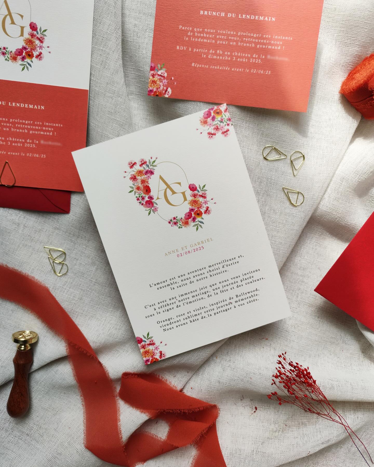 ✨ Brunch, amour & fleurs fraîches ✨
Parce que chaque détail compte, même le lendemain…
Pour Anne & Gabriel, nous avons imaginé une papeterie à leur image : délicate, colorée, pleine de douceur.
Un faire-part raffiné, une touche florale inspirée de Bollywood, et un carton brunch pour prolonger les festivit