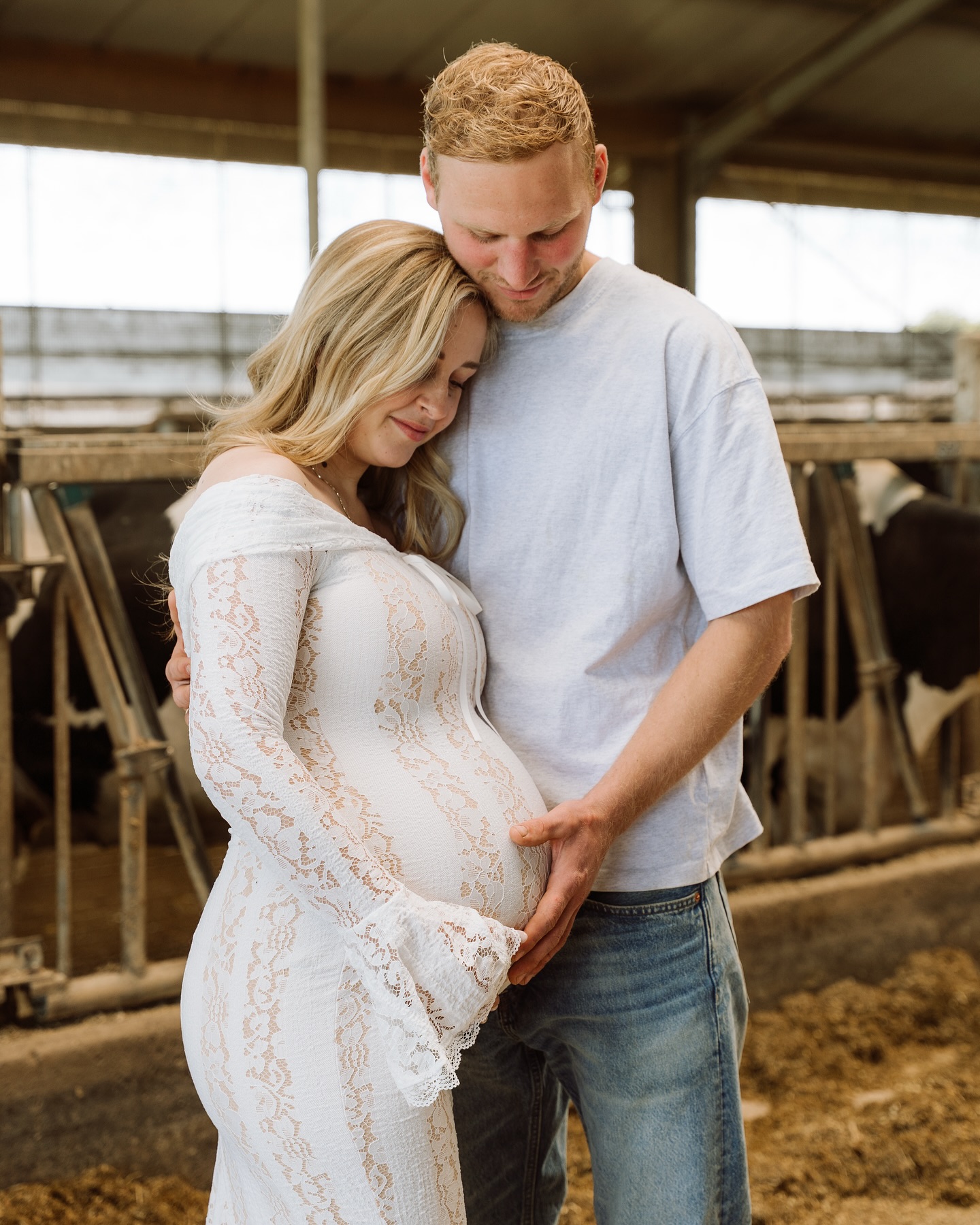 Eerst mocht ik hun verloving vastleggen op de boerderij en nu hadden we een zwangerschapsshoot! 😍 Zo’n mooi, bijzonder moment en dan ook nog is op een te gekke locatie 🐄 🌾
Welke foto zou jij kiezen? Kleur of zwart wit? 🤍
#contentstudiomarije #zwangerschapsshoot #zwangerschapsfotograaf #pregnancyshoot #fotograafnoordnederland #fotograafgezocht