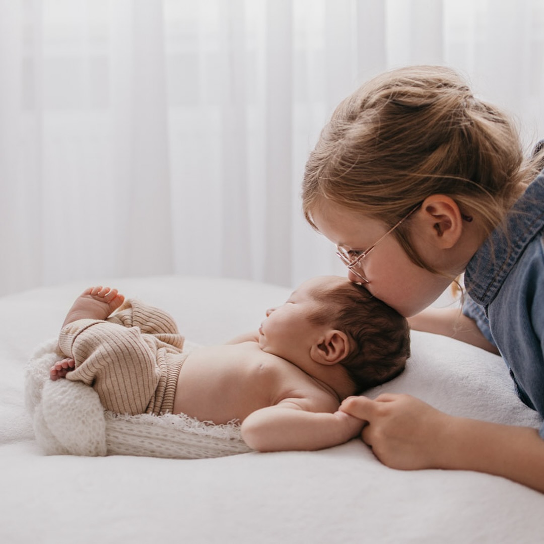 Es sind diese kleinen, ehrlichen Momente zwischen Geschwistern, die unser Herz berühren.
Ein zarter Kuss, eine liebevolle Berührung - so beginnt das Band fürs Leben.
Als Mama wünscht du dir genau solche Erinnerungen: echt, ungestellt und voller Gefühl.
Möchtest du auch solche Augenblicke für immer festhalten?
Schreib mir eine Nachricht - ich freue mich, eure Geschichte in Bildern zu erzählen.
#geschwisterliebe #geschwistershooting #emotionaleFotografie #babyfotografie #unvergesslicheMomente #magicmomentsphotographie