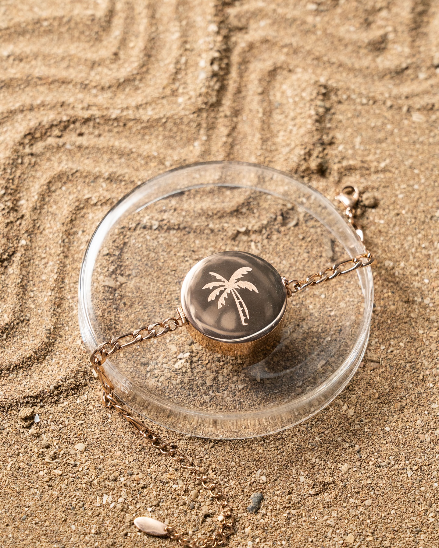 Lip balm bracelet :Tropical Palm 🌴🐚🌺🏖️🌊
Shop collection:www.kime.co.in
Lip balm bracelets, tropical palm, 18k gold plated , demifine jewellery, summer find, unique design,
#demifinejewellery#lipbalmbracelets#lipbalm#summer#tropicalparadis#18k#18kgoldplatedjewellery#perfectsummer#musthavejewelry#girls#shopping#unique