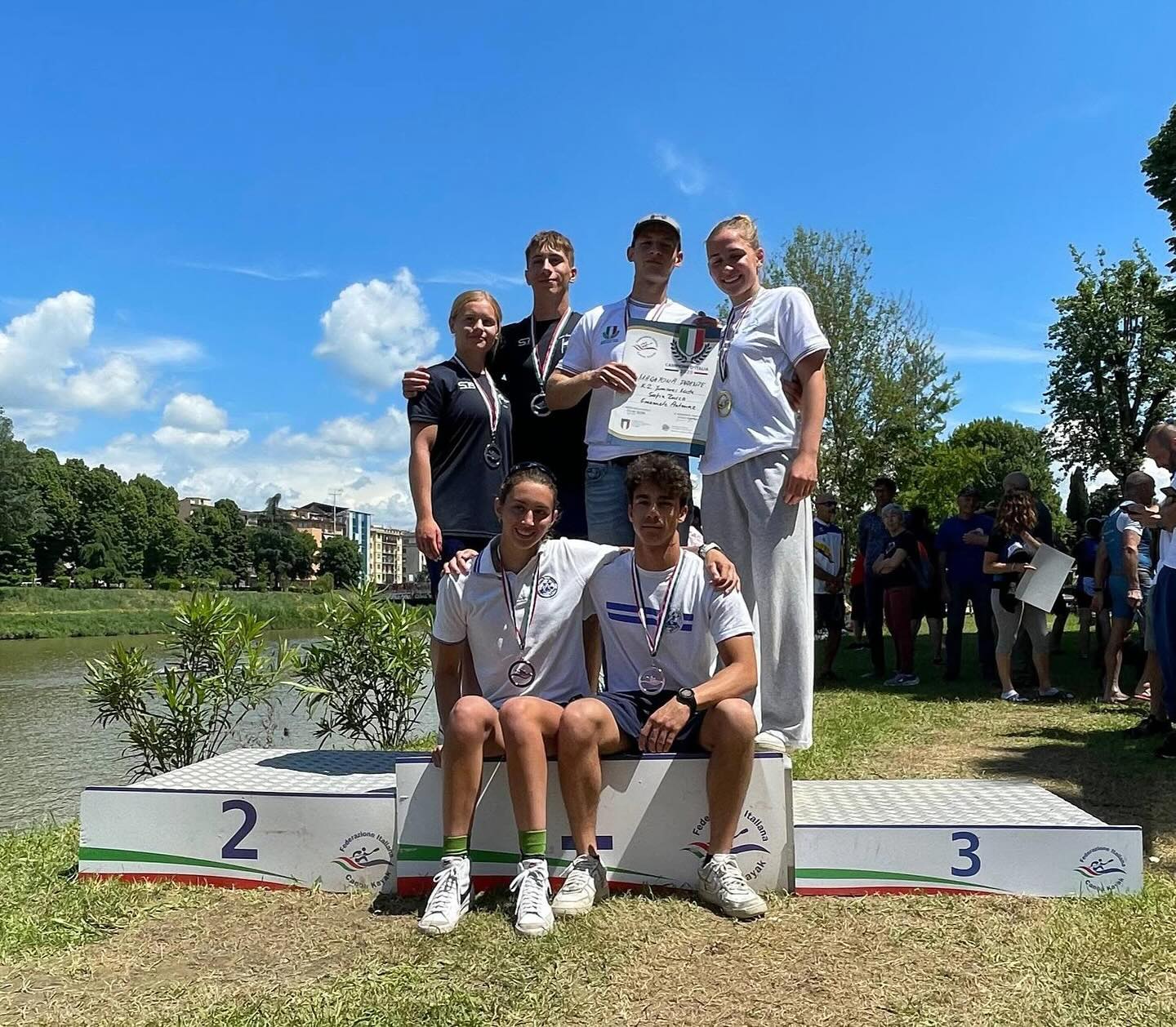 Sabato 10 e Domenica 11 Maggio si sono svolti sul fiume Arno a Firenze i Campionati Italiani di maratona.
3º posto 🥉 per Sofia Valli e Andrea Martelozzo nella gara del K2 Junior misto, si classifica al 4º posto invece il K2 ragazzi primo anno di Marco Pirovano e Manuel Ginocchi.
Sofia Valli si classifica 5º nella gara del K1 Junior, così come Marco Pirovano in quella del K1 Ragazzi 1º anno.