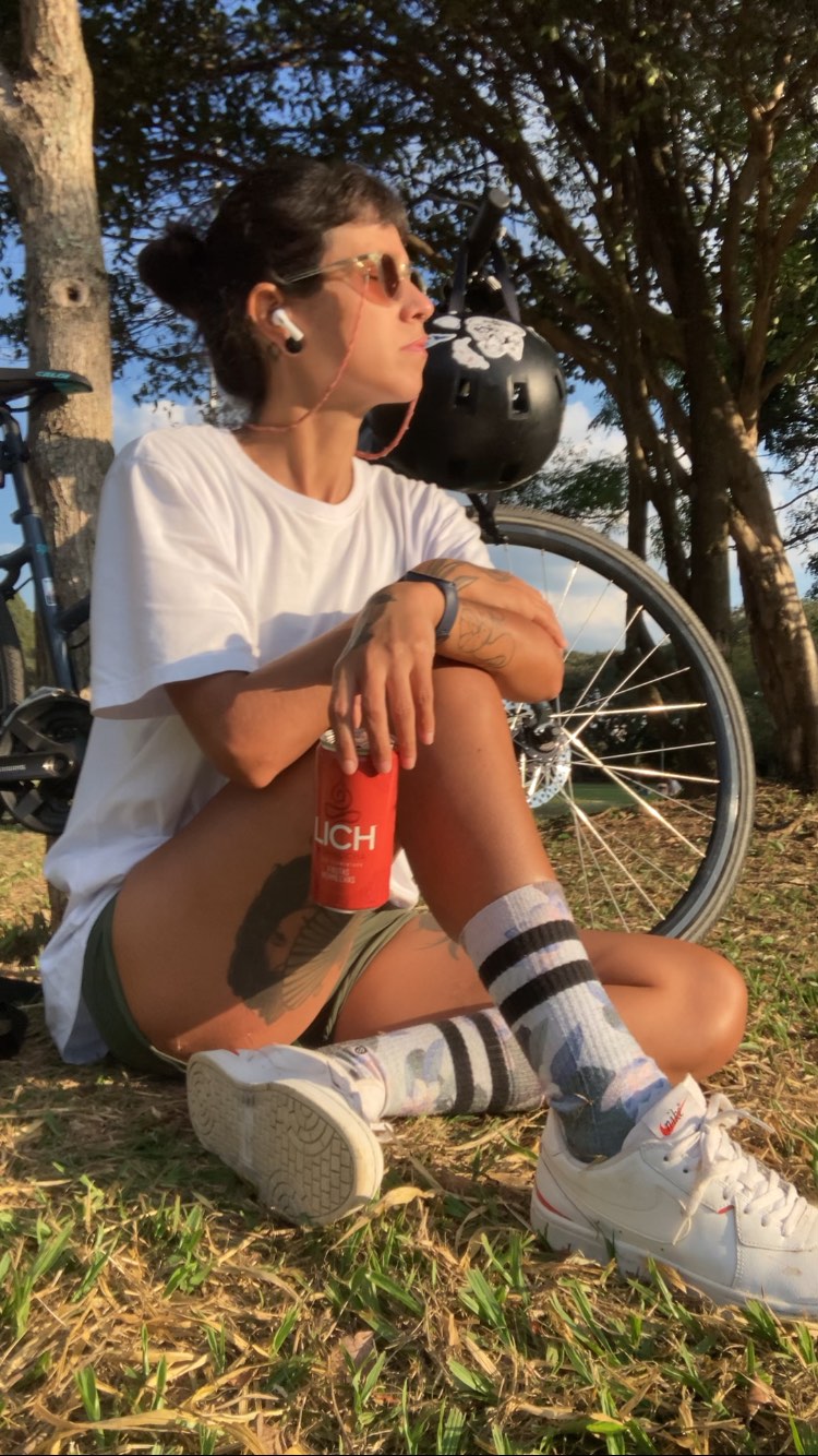Onde o corpo ganha ritmo e a mente silencia.
Pedalo pra mergulhar em mim mesma, transformando as obrigações da rotina em um momento prazeroso e só meu.
Aquela pausa no parque se tornou meu ritual.
Uma @lichkombucha geladinha pra refrescar as ideias (sim, @2c2bags é térmica e maravilhosa!) e alguns minutinhos pra respirar profundo mudam meu dia.
É no simples que me reencontro!
Pedalando comigo, com ela e com presença.