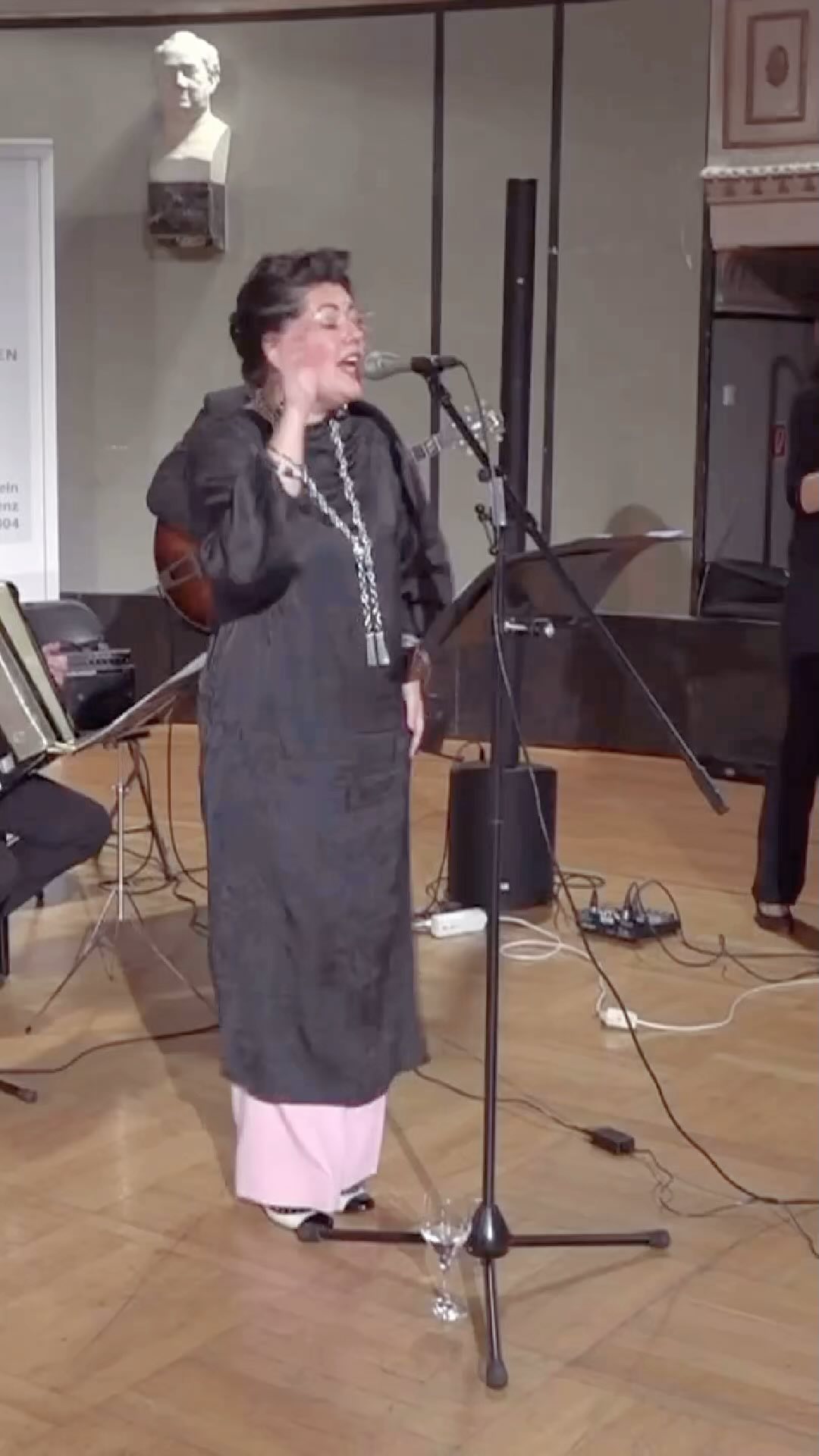 📍 Alle wichtigen Infos auf einem Blick:
✅ Freier Eintritt: Nur nach Anmeldung unter natalija.miller@t-online.de
🗓 Wann: Freitag, 6. Juni 2025
🕗 Beginn: 20:00 Uhr (Einlass ab 18:30 Uhr)
📍 Wo: Griechisches Restaurant „Athos Pallas“
Friedenheimer Str. 27, 80687 München
🚋 ÖPNV: Haltestelle Agnes-Bernauer-Str. (Tram 19 / Bus 130)
❤️🔥❤️🔥Wir freuen uns auf Euch – tanzt, lauscht, träumt mit uns und werdet Teil eines besonderen musikalischen Abends! ❤️🔥❤️🔥
Herzlich,
Eure SchwarzKatz 🐈⬛