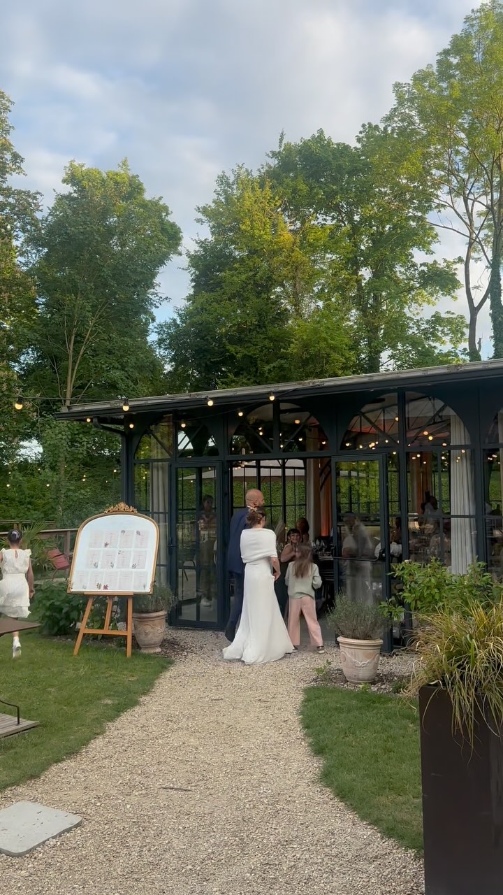 Ils se sont choisis.
Pas pour le conte de fées, mais pour l’histoire vraie.
Celle où l’on rit, où l’on doute, où l’on apprend à aimer mieux.
Ce week-end, c’était leur bal, leur chanson, leur vérité.
Et dans les voix de leurs proches, les mots de Brel ont résonné comme un serment :
« Mais mon amour, mon doux, mon tendre, mon merveilleux amour …
de l’aube claire jusque à la fin du jour …
je t’aime encore, tu sais, je t’aime »
Un amour qui danse, qui traverse, qui tient.
Un amour qui inspire.
Je n’ajouterai rien de plus.
Merci la vie d’avoir mis Claire & Manu sur notre chemin ♥️
Merci aux incroyables acteurs de ce week-end :
Photographe @annedecroly_photographie
Panneau d’accueil @lesspiralesdelise
Fleurs @fermelesmessicoles
Coiffure @iletaitunefemme_chalons
Repas vendredi @bertacchi_traiteur
Vin d’honneur et brunch @enbinome
Repas samedi soir @wildcookvaugency
Wedding cake et gâteaux @charlanascake
Musique, sonorisation et photobooth @visualtek_ @djned_ @tobby_fr
Vins & eaux @cavelmdv
Champagne @champagnedesousa
Bière @biere_orjy
Déco @domainedevaugency
.
.
.
.
#domainedevaugency #mariage2025 #merveilleuserencontre