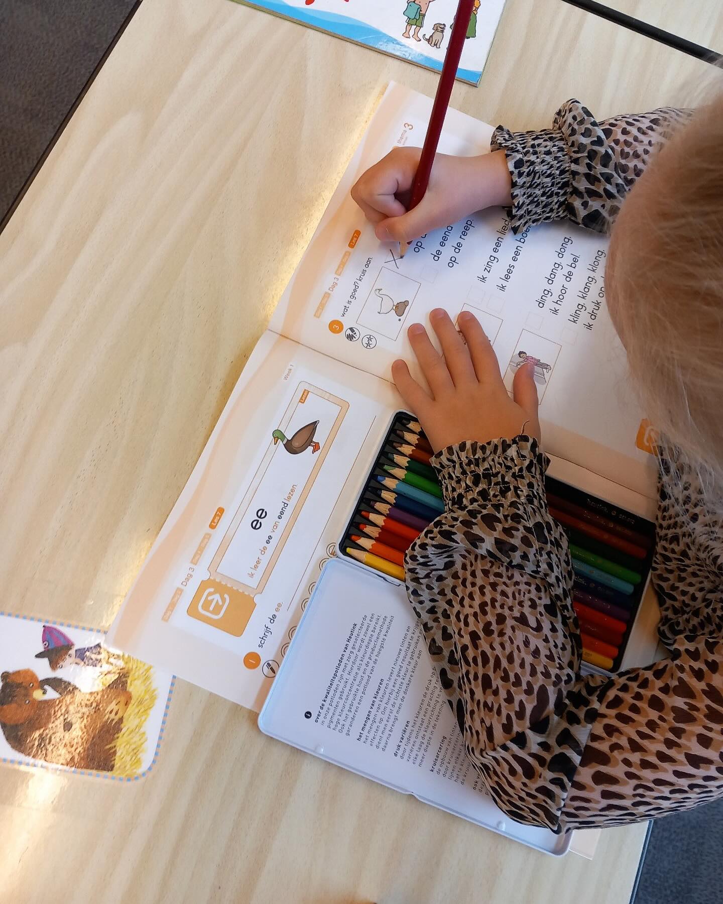 ๐๐ Duik in de wereld van TaalOceaan! ๐๐
Ben jij op zoek naar een taal- en leesmethode die perfect aansluit bij de belevingswereld van kinderen? Ontdek dan TaalOceaan, zoals enthousiast gebruikt op de Calvijnschool in Leerdam! ๐ซ
โจ Waarom TaalOceaan?
Themaโs die aanspreken: Onderwerpen zoals eten, wonen, dieren en school maken het leren herkenbaar en leuk.
Herkenbare hoofdpersonen: Daan en Roos, even oud als de leerlingen, nemen de kinderen mee op taalavontuur.
Gevarieerd lesmateriaal: Van Oceaanboeken tot Spetterboeken en prentenboeken, elk kind heeft zijn eigen exemplaar.
Interactieve leermethoden: Met technieken zoals hakken en plakken, duolezen en papegaailezen wordt lezen een gezamenlijke ervaring.
Integratie met SchrijfOceaan: De schrijfmethode sluit naadloos aan op TaalOceaan, waardoor schrijf- en leesvaardigheden hand in hand gaan.
๐ Meer weten?
Bekijk de volledige beschrijving en ervaringen op pagina 26 van de Groen Educatief Catalogus 2025: #linkinbio
#TaalOceaan #Onderwijs #Leesmethode #Basisonderwijs #GroenEducatief #Taalontwikkeling #LeerkrachtTips
