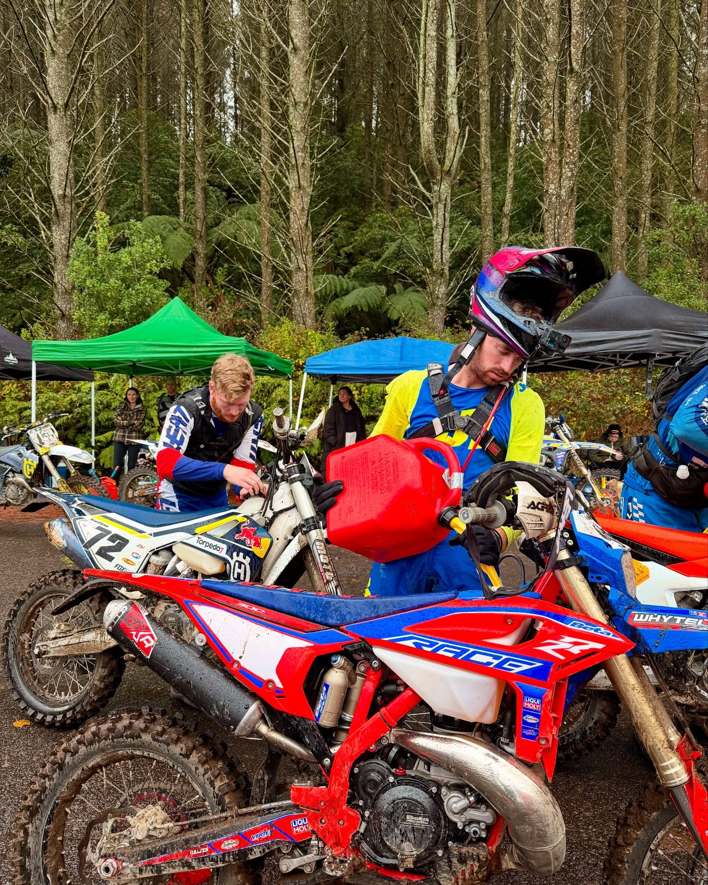 Fuelling the bikes and the boys at the National Club Enduro Series.
The pit stop allowed us to refuel with at least 90 grams of carbohydrates per hour with ease. This ensured that fatigue wasn’t going to be a problem out on the course.
Carbs included:
- Fruit boxes
- Dried apricots
- Bananas
- Ham and cheese sandwiches
GoPro footage to be uploaded this week! 💪🏻