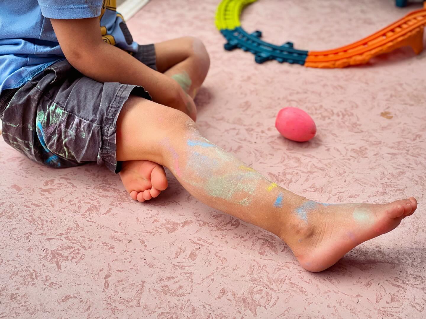 Embrace the mess! Art is an opportunity for kids to express themselves freely. They create incredible things when there are no constraints. Take messy projects outside for easy cleanup and never forget that kids are washable! 🎨
#embracethemess #letthemplay #creativity #kidsart #eastvalleymoms #artistlife