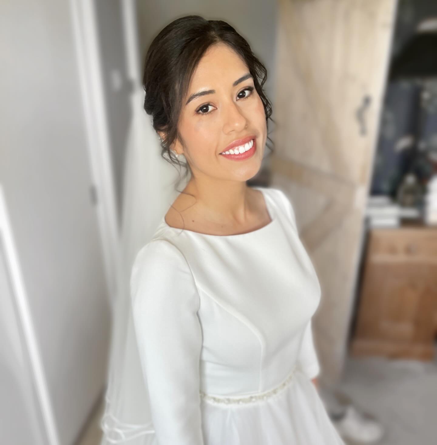 Beautiful spring morning creating this hair and makeup look for my lovely bride Rut.
Rut was looking for natural light makeup that complimented her and a romantic low bun. She looked beautiful 😍 and it was a pleasure. Congratulations to my lovely bride ❤️
#naturalmakeup #makeuptalk #makeupartist #surreymakeup #makeupbyme #hairbyme✂️💇 #surreybride #sussexbride #bridetobride #bride #weddingideas #bridestyle #surreyweddingsupplier #lovemyjob #hairstyles #hairstylist