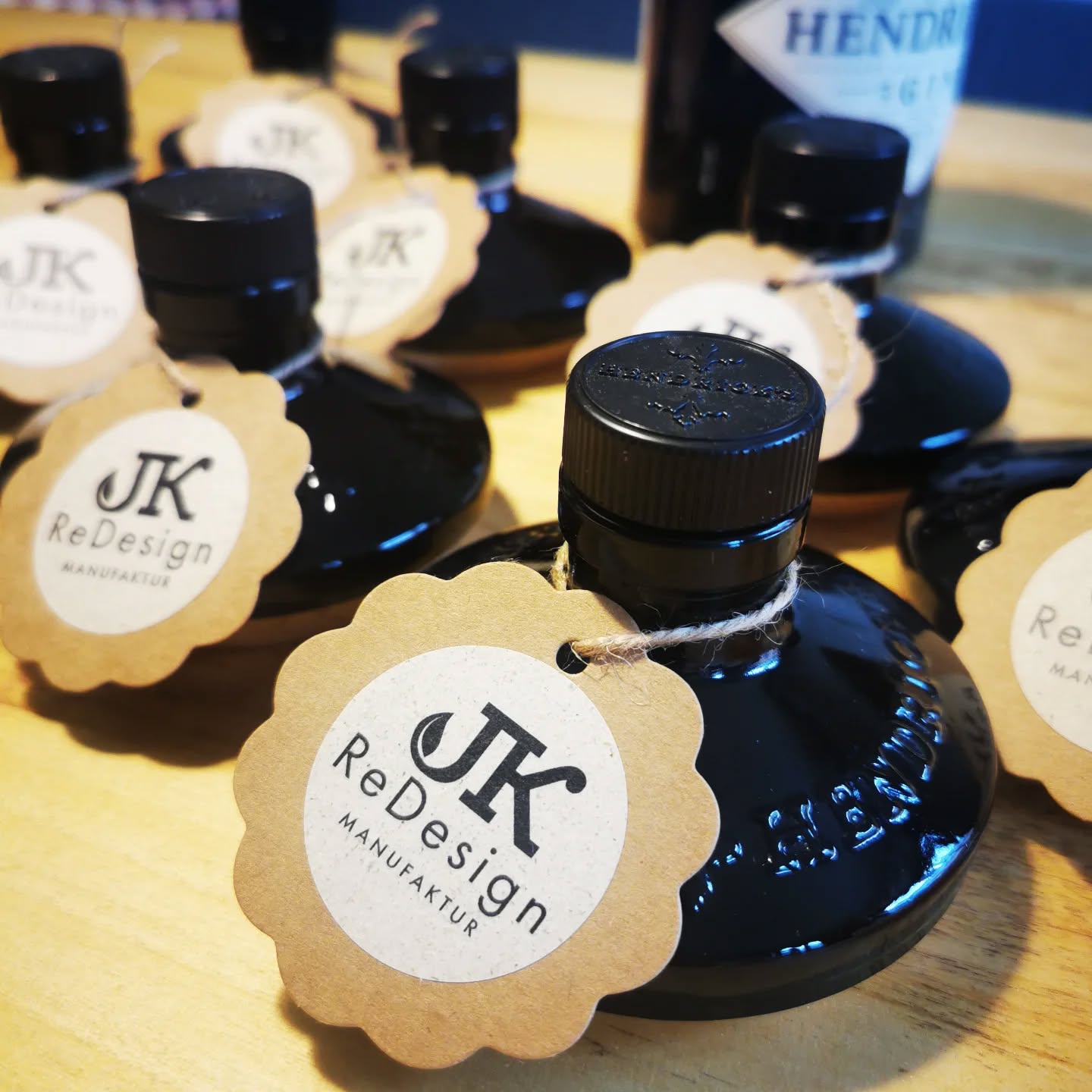 Wir leben noch😘!!! #lebenszeichen
Hier war es in der letzten Zeit sehr ruhig.
Das hat verschiedene Gründe.
Einer davon ist, dass wir beschlossen haben nicht mehr soviel Zeit in Instagram zu investieren.
Es hat uns einfach zu sehr von unserer Leidenschaft #upcycling abgehalten und so richtig viel Spaß #socialmediapressure hat es auch nicht gemacht.
Wir sind aber weiterhin fleißig am werkeln und produzieren tolle Produkte für euch💚.
Alles Liebe
JK ReDesign Manufaktur🌱
#nochda #redesign #ressourcenschonen #umdenkenbeginntbeidir #allezusammen #wenigersocialmedia