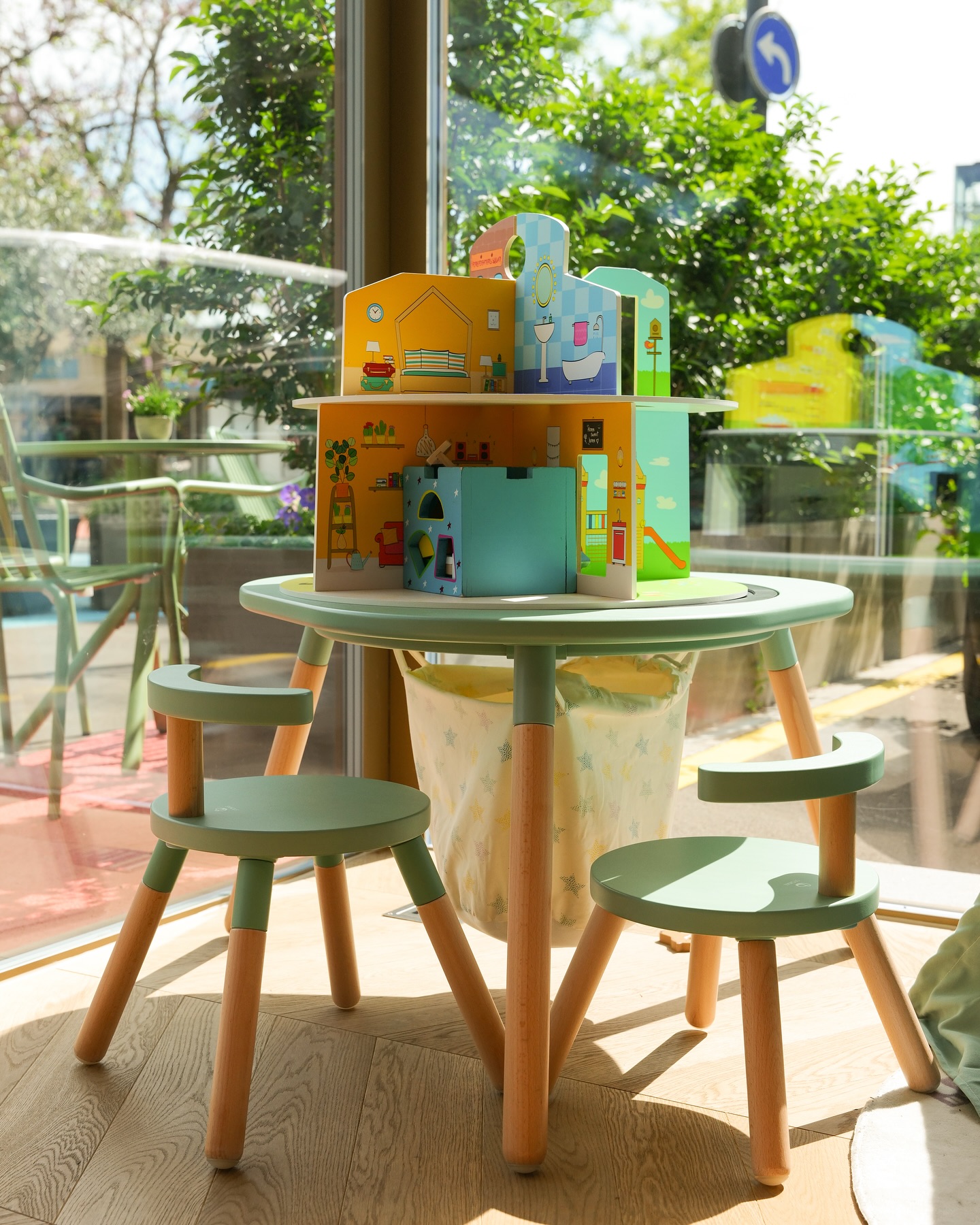 As most of you already know, our kids corner is a super popular hang out spot in Horgen 🦖🧸
We love to host our special guests from @stokkebaby here in The Yarn regularly, and they have gifted us some amazing items to try out, which is definitely a hit amongst the kids!
Not only in our kids corner, but also our personal TripTraps and YoYo strollers on standby to lend to any of our little guests needing it for a lake side stroll ⛴️