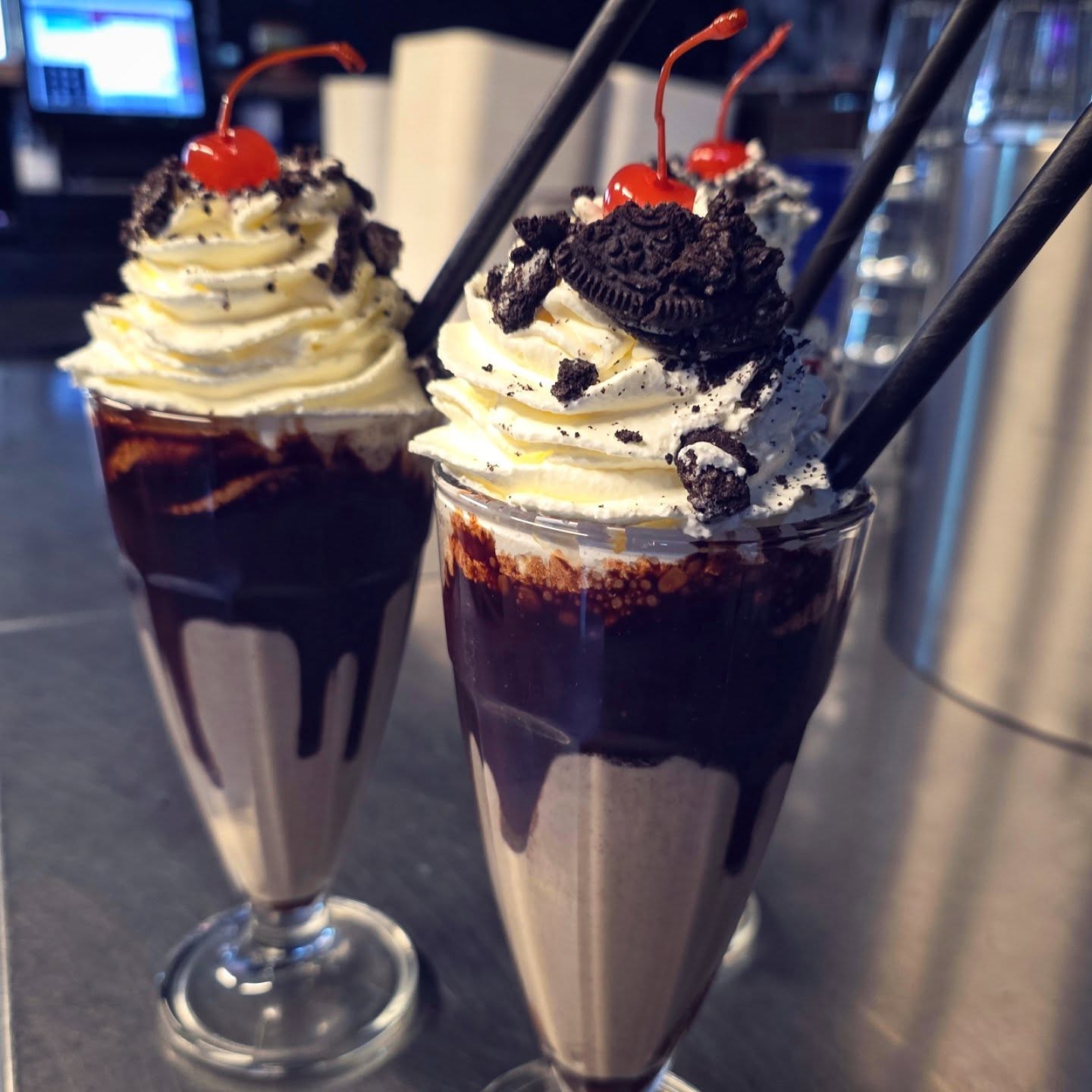 Oreo meets salted caramel — thick, creamy, and dangerously good.
This ain’t just a milkshake. It’s a dessert flex.
.
.
#pattynbun_burgers #maastrichtfood #smashburger #burgerlovers #burgersofinstagram
#foodieNL #eteninmaastricht #foodporn #maastrichtrestaurant #lunchmaastricht
#briochebun #frieslover #burgertime #localfoodspot #maastricht