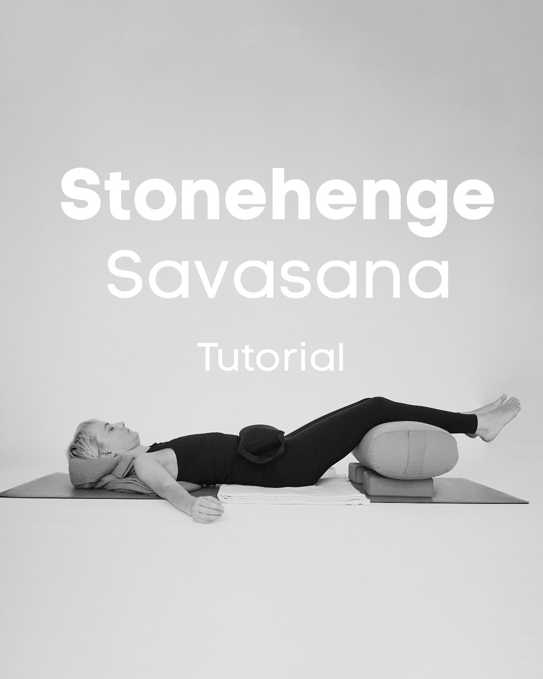 Stonehenge Savasana – eine meiner liebsten Varianten im Restorative Yoga.
Dadurch, dass in dieser Haltung die Beine höher liegen als das Becken, wird der sogenannte Barorezeptorreflexaktiviert. Barorezeptoren sind Druckrezeptoren in den Blutgefäßen, die auf Veränderungen im Blutdruck reagieren. Die Barorezeptoren registrieren das und senden Signale ans Gehirn, den Parasympathikus zu aktivieren. Das führt zu einer Verlangsamung von Herzfrequenz und des Atems
Du willst mehr über die Wirkung und Anwendung von Restorative Yoga lernen?
✨ 20h Weiterbildung in Berlin
🗓 14.–16.11.2025
🌐 Anmeldung: www.yinrestore.de
#restorativeyoga #yogaberlin #stonehengesavasana #yinrestore #yogateachertraining