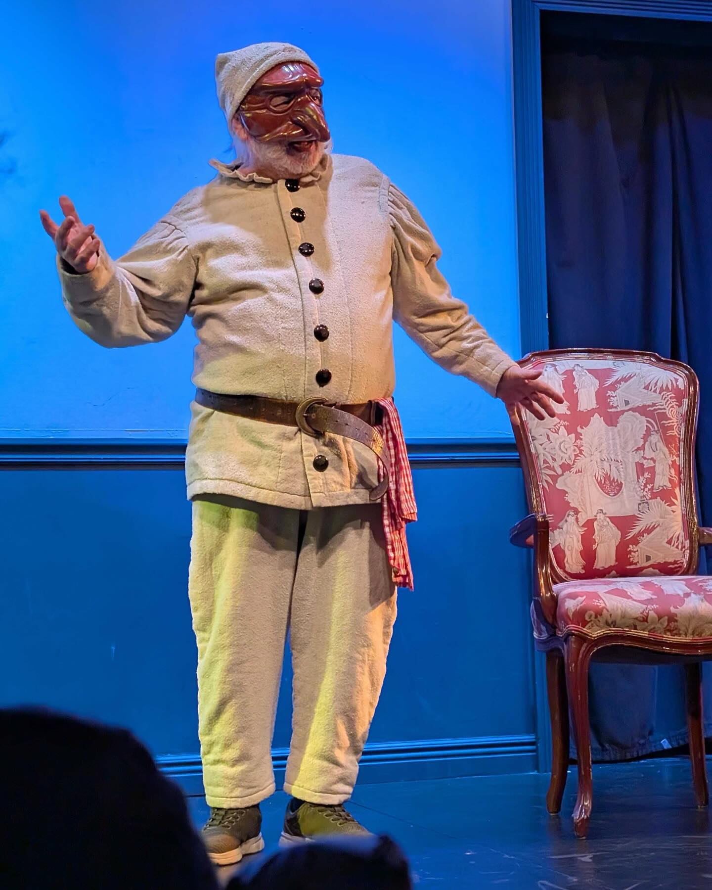 Cucumbers, playing cards, mice, and misunderstandings - La Solitudine de Cetrulo had it all. Antonio Fava was “mesmerizing” as Pulcinella and Claire was good too I guess 😉. It was truly an honor to get to perform alongside one of the greats.
#commediadellarte #comicmask #masks #italianinchicago #pulcinella #workshop#performance #chicagotheatre #clown