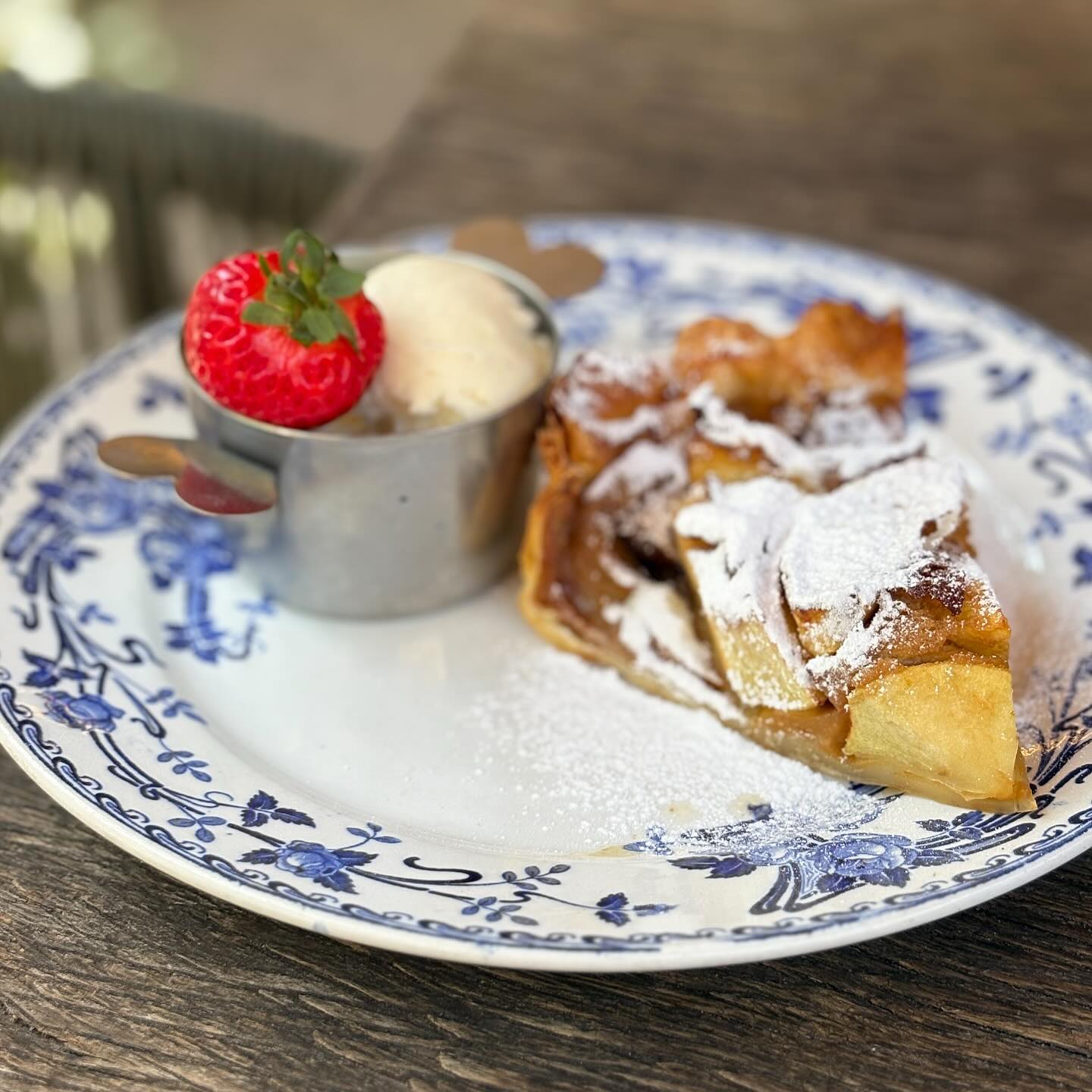 Fraichement sortie du four …
🍎 Notre tarte aux pommes fondantes, une boule de glace vanille artisanale, quelques fraises printanières … et surtout des produits locaux et , cuisinés par la cheffe.
🫶 Ici, tout est fait maison, avec le cœur et les saisons, du vrai, du bon et du local !
Le genre de dessert qui te transporte dans ton enfance ….
A découvrir sur place en terrasse !
🍎🍓
🍎🍎🍓
#applepie #pie #dessertlover #dessertoftheday #tarteauxpommes #gardentotable #localproduct #durbuybelgium #durbuyrestaurant #outsidebar #belgiumfood #belgiumfood #familyrestaurant #foodies #foodporn #recettedegrandmère 🍓🍎