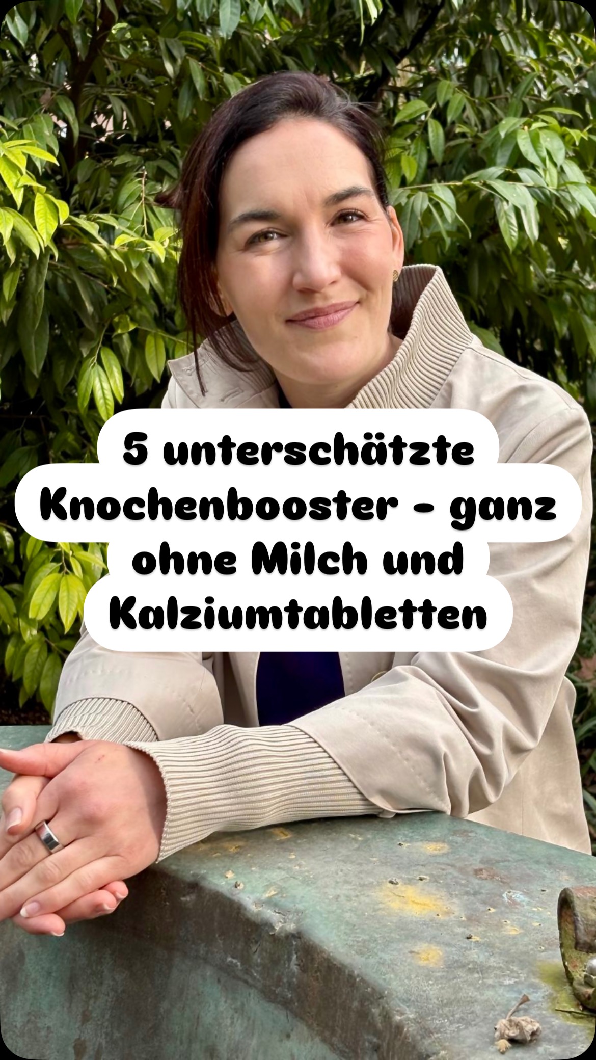 Osteoporose vorbeugen – mehr als nur Kalzium!
Viele denken, ein Glas Milch reicht. Aber: Gesunde Knochen brauchen mehr – besonders bei Zyklusstörungen, Schilddrüsenthemen oder nach hormoneller Verhütung.
Diese 5 Nährstoffe sind wissenschaftlich belegt wichtig für den Knochenstoffwechsel:
1️⃣ Vitamin D – verbessert die Kalziumaufnahme im Darm
2️⃣ Vitamin K2 – bringt Kalzium gezielt in die Knochen
3️⃣ Protein – liefert Struktur und bremst Knochenabbau
4️⃣ Magnesium – aktiviert Vitamin D und unterstützt Knochenzellen
5️⃣ Bor – beeinflusst den Östrogen- und Vitamin-D-Stoffwechsel positiv
💡Wichtig: Ein regelmäßiger Eisprung (mit natürlichem Östrogenanstieg) ist einer der stärksten Schutzfaktoren gegen Knochenschwund – gerade bei jungen Frauen oft unterschätzt.
🌱 Und wusstest du? Studien zeigen: Eine rein pflanzliche oder sehr eiweißarme Ernährung kann – wenn sie nicht gut geplant ist – langfristig das Risiko für Knochenschwäche erhöhen. Eine ausreichende Versorgung mit Protein, Kalzium, Vitamin B12, Vitamin D & Co. ist hier besonders wichtig.
✨Lass mir gern ein Like da und teile diesen Beitrag – das sollten mehr Frauen wissen!
Quellen:
- Rizzoli, R., et al. (2014). Role of dietary protein and vitamin D in maintaining musculoskeletal health in postmenopausal women: a consensus statement. Osteoporos Int, 25(3), 1197–1210.
- Shapses, S. A., & Shpilberg, A. (2006). Role of magnesium in bone health: recent findings and future research needs. J Am Coll Nutr, 25(6 Suppl), 534S–541S.
- Nielsen, F. H. (2008). Is boron nutritionally relevant?. Nutr Rev, 66(4), 183–191.
- Misra, M., et al. (2008). Bone density and structure in adolescents with functional hypothalamic amenorrhea. JBMR, 23(4), 646–652.
- Iguacel, I., et al. (2019). Veganism, vegetarianism, bone mineral density, and fracture risk: a systematic review and meta-analysis. Nutrients, 11(3), 660.
#osteoporose #frauengesundheit #hypothalamicamenorrhearecovery #wechseljahre #nährstoffe