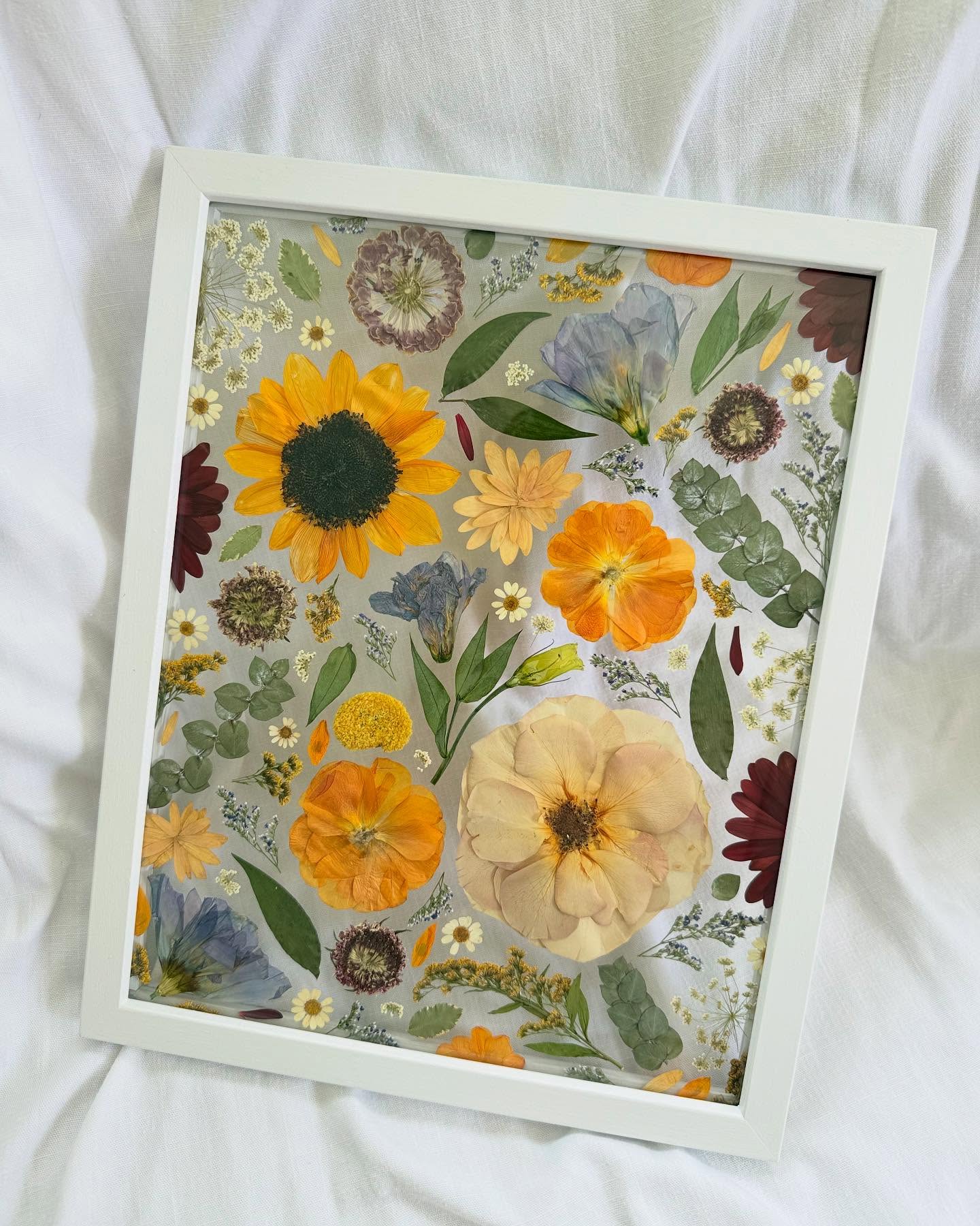 A spotlight on the Deconstructed layout! 🌻🌿 This style is perfect for highlighting each unique element included in your bouquet. It was such a joy to create this for Margie and her daughter Emily!
Fresh bouquet by @danielsflorist
#FloralPreservation #PressedFlowers #PressedWeddingBouquet #NorthCarolinaFlorist #SouthernBride #NorthCarolinaBride