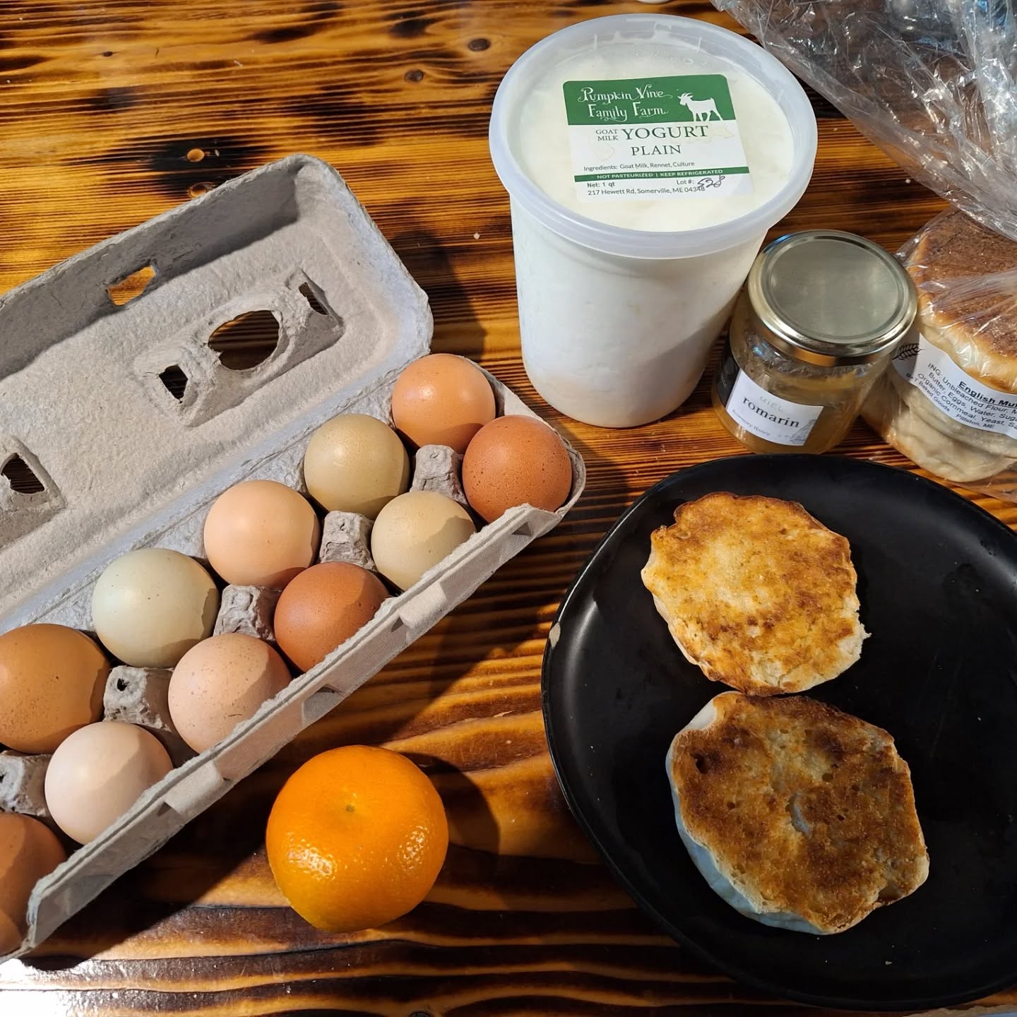 Thanks to my fellow marketeers at PumpkinVine Family Farm yesterday, I've been looking forward to breakfast ever since. A great start to the day, and to market season!
@bandtbakedgoods
@woodhausfarm
@pumpkinvinefamilyfarm
@redstovefarm