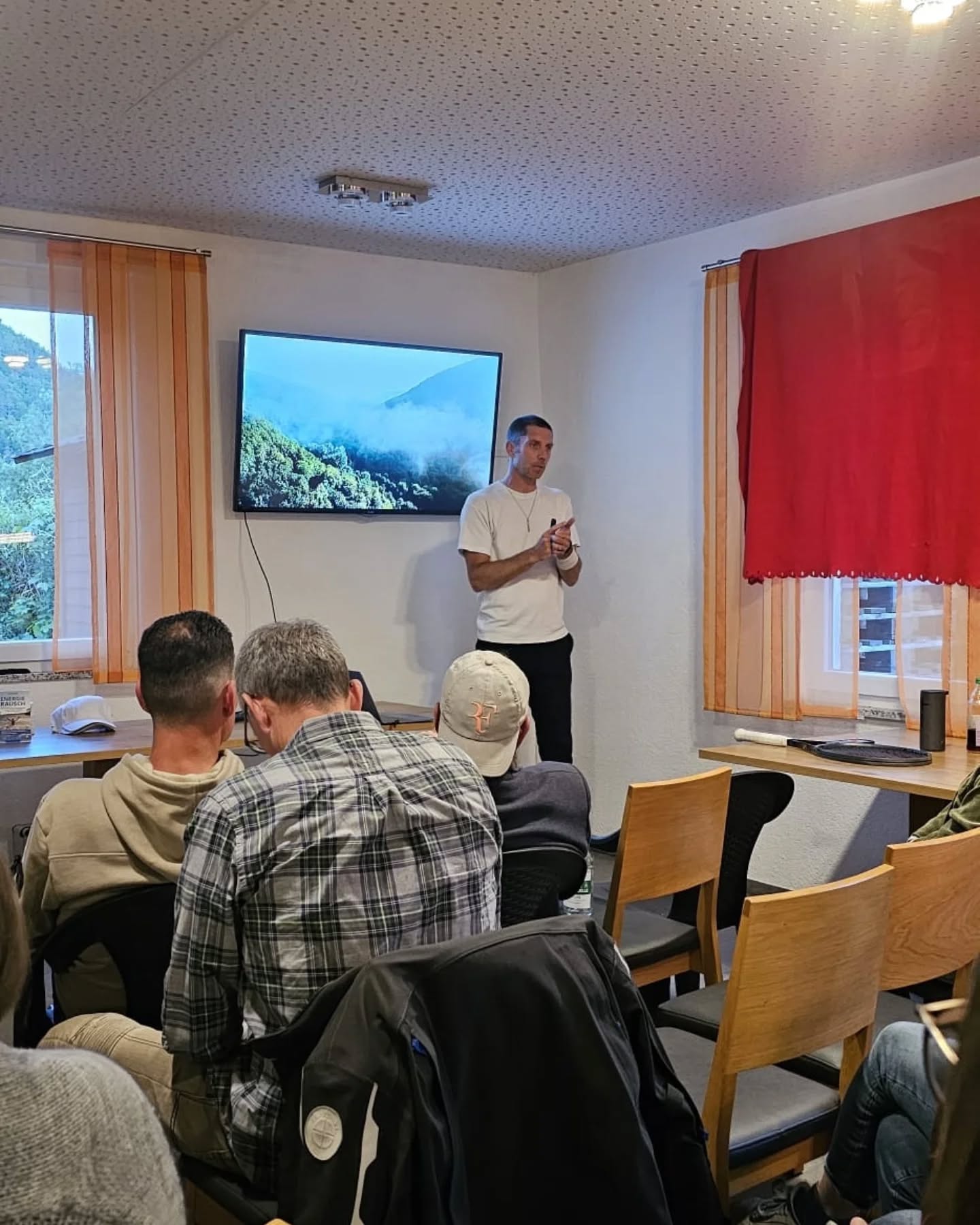 Volles Haus beim TC Dettingen beim Vortrag von Daniel Wüstholz und der Suche nach dem TenniSRAUSCH.
