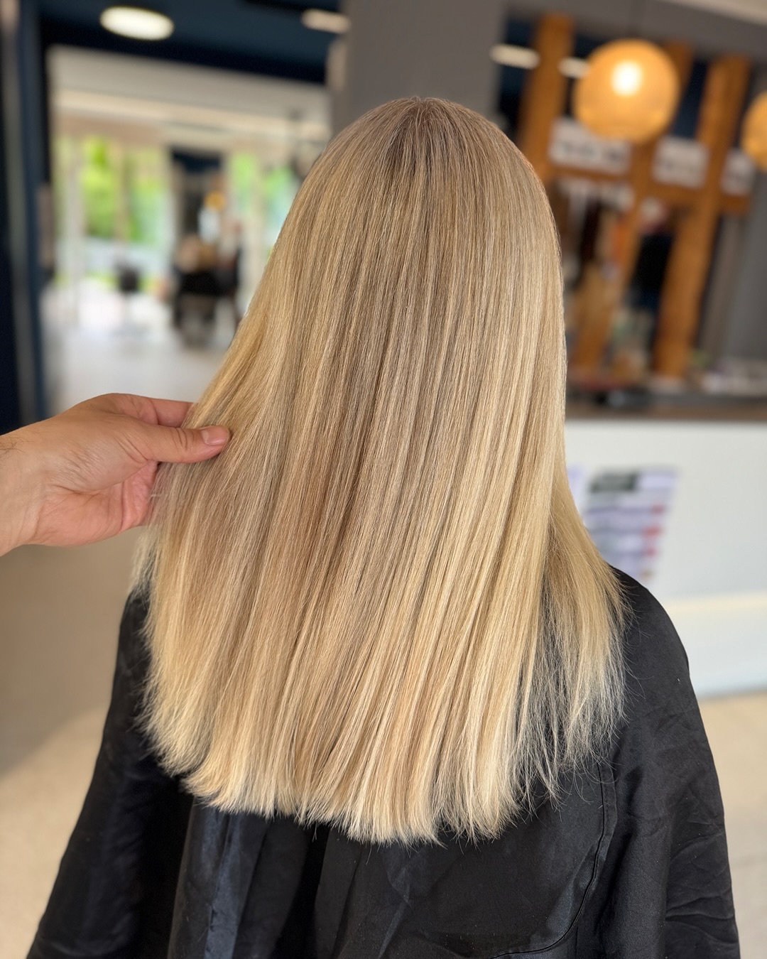 💇♀️ Balayage kennt kein Alter.
Hier an einer Dame mit teilweise 100% Weissanteil
✔️ Weniger Ansatz – weniger Stress
✔️ Frischer Look – ohne künstlich zu wirken
✔️ Mehr Volumen & Tiefe durch raffinierte Lichtspiele
Du hast Lust auf Veränderung – aber stilvoll und typgerecht? Dann ist diese Technik wie für Dich gemacht. 💖
#friseurschweikart #balayage #gloss #wellaprofde #wellaprodach #ostrach #haare #blondeshaar #haarschnitt #hasamiscissors #highlights