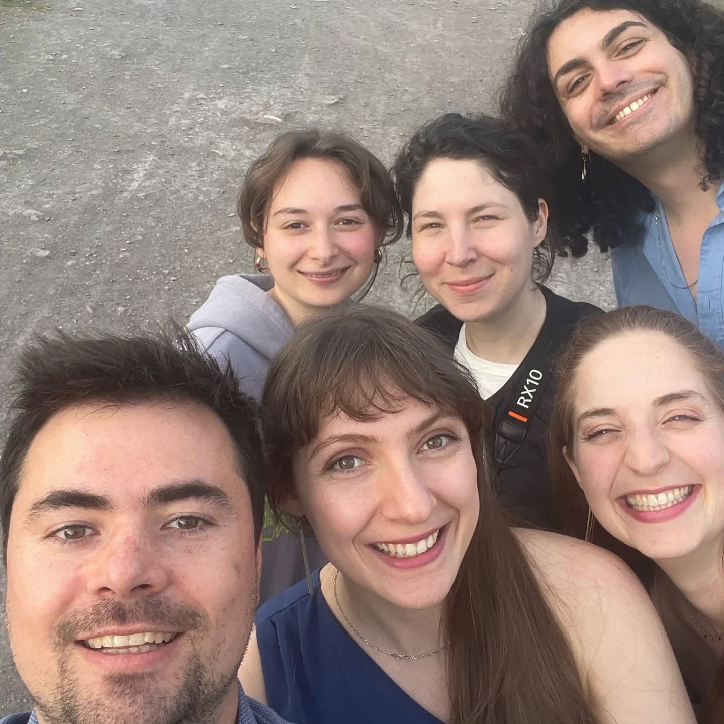 Avec @natachapope et @elijah_se (deux photographes hyperchouettes) on a fait un photoshooting dans le terril de Mons 😊
On a passé un très chouette moment à rire, marcher et avoir l'air naturel avec ce délicieux soleil de printemps !
On est aussi hyper heureu.ses.x parce que Natacha et Séphora sont aussi étudiant.e.s à @artsaucarre et que ça nous tient à cœur de travailler avec les autres départements de notre école qui regorge de talents !
Vous avez en exclu des photos des "backstages" de notre shooting :))
Hâte de vous montrer cela quand on aura fait la belle sélection et que l'on va aussi mettre sur notre site internet ! (Lien en bio 😉)
À tout bientôt !
💙
#photo #photoshooting #arts2 #collaboration #ensemble #joie #chant #quatuor #vocal #together