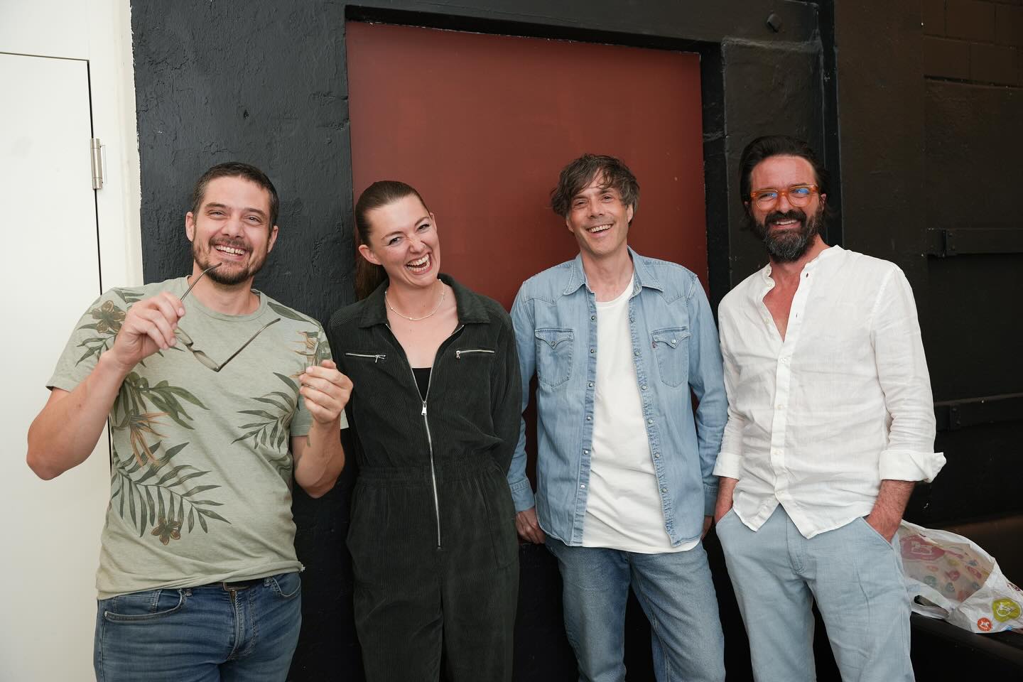 Der letzte Donnerstag ist immer noch auf die schönste Art und Weise präsent!
Merci euch allen - from the bottom of our heart!
Lasst es euch gut gehen - wir sehen uns wieder.
Hendrix & Adi
Songcircle 15.05.2025 mit DANA und Tobias Carshey
SETLISTE
Dana
Low Tide – DANA
Ludmilla – Patent Ochsner
Messy - Lola Young
Say My Name - Destiny’s Child
Tobias
Almond Eyes – Tobias Carshey
Louis Armstrong - Wonderful World
Song of Good Hope - Glen Hansard
Backstreet Boys- I Want It That Way
Adrian & Hendrix
APT – Rosé & Bruno Mars
Solid - Ashford & Simpson
Eternal Flame - The Bangles
The Final Countdown – Europe
Zugabe :
Ein bisschen Frieden – Nicole
🙏 für die Fotos @microphoneguy
🙏 für das tolle Essen Andrea Herendi Faro Catering
🙏 für den Support @vinisacripanti
🙏 an die @stanzereibaden #endlichmittwoch