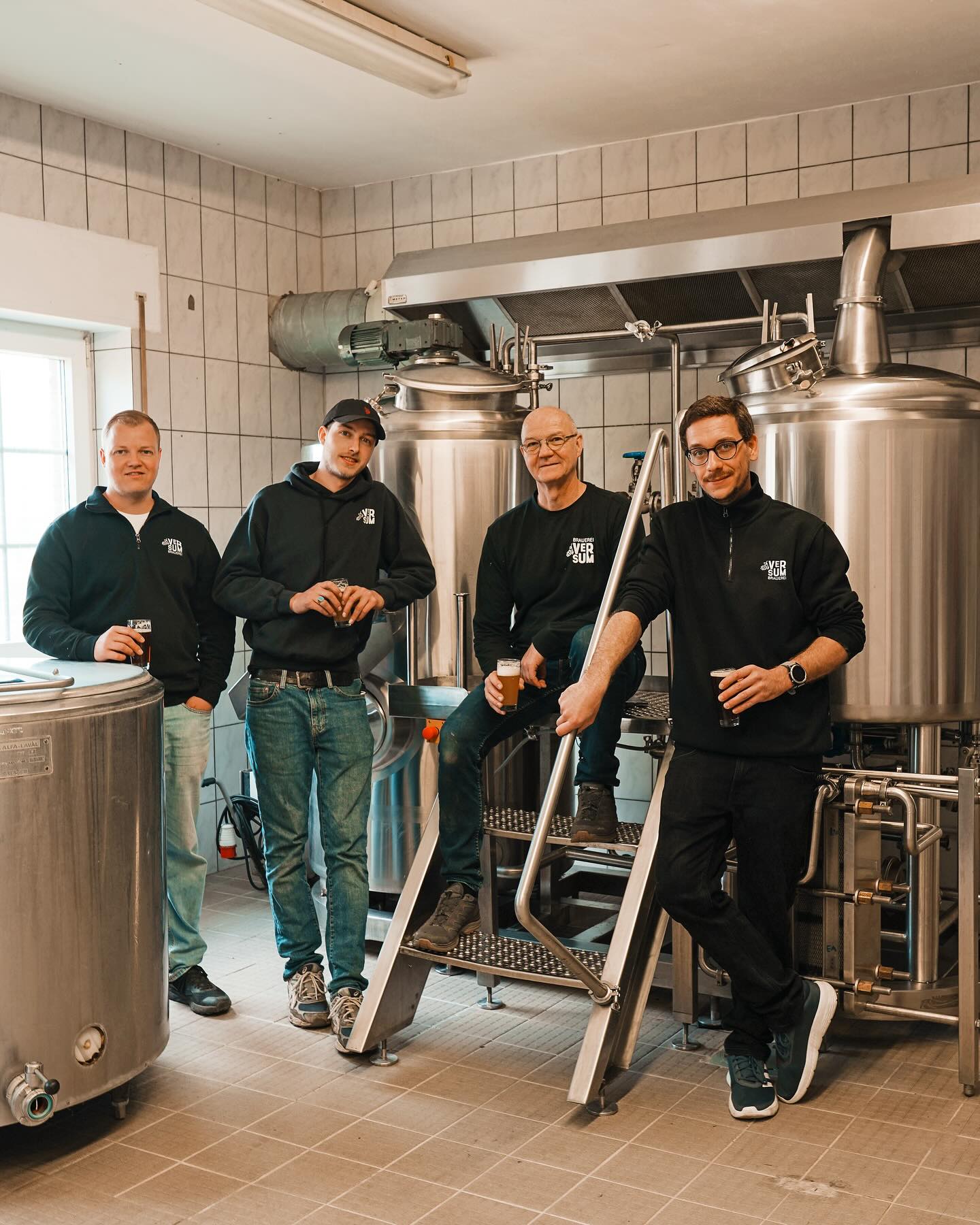 VerSum - das sind wir!
Unsere kleine Brauerei ist ein Herzensprojekt. Mit traditionellem Brauverfahren, besten Zutaten und einer großen Portion Handarbeit brauen wir ehrliches Bier für ehrliche Leute - Mit einem großen Schluck Leidenschaft. 🍺
Ab sofort wird in Bedburg Rath gebraut was das Fass hält!