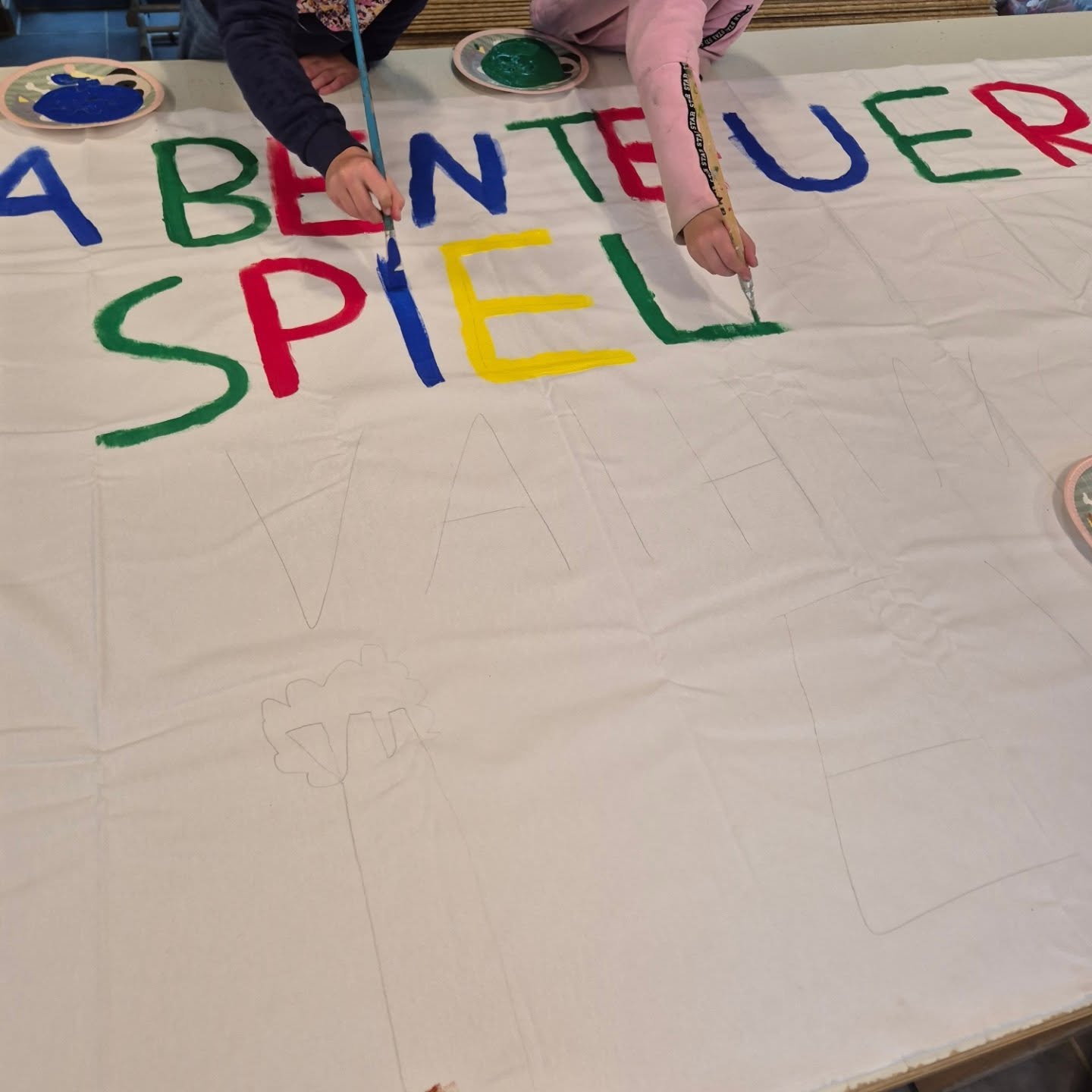 Gemeinsam mit den Kindern haben wir heute ein buntes Banner gestaltet – mit viel Farbe, Fantasie und Teamwork! 🎨✨
#abenteuerspielplatz #stuttgart #vaihingen