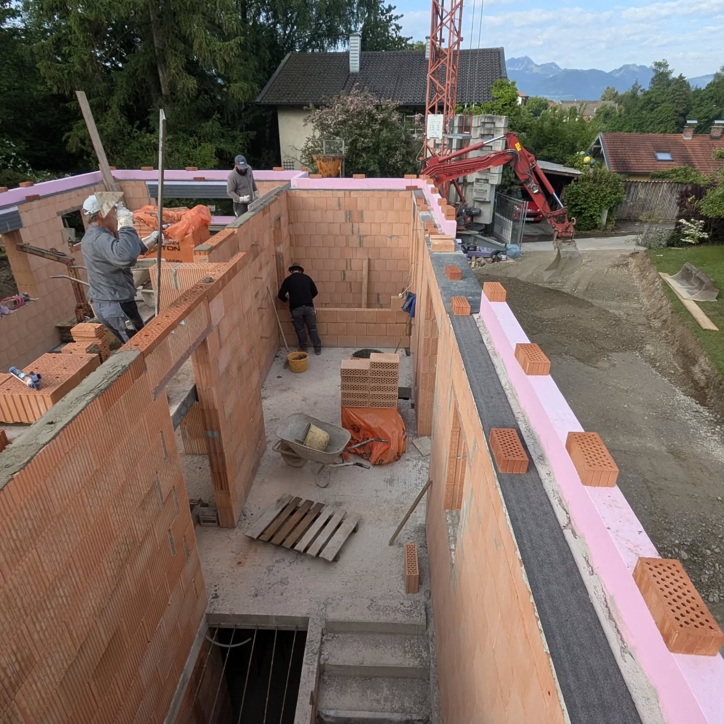 Tag 8
Es wird weiter hinterfüllt,🛻
Zwischenwände sind fast fertig gestellt, und aus Ytong wird noch ein Wandelemente für eine zweiflügelige Schiebetür, die den Wohn- und Eß- Bereich bei Bedarf, trennt. Treppe zum OG wird geschalt und betoniert.🤠🏗️